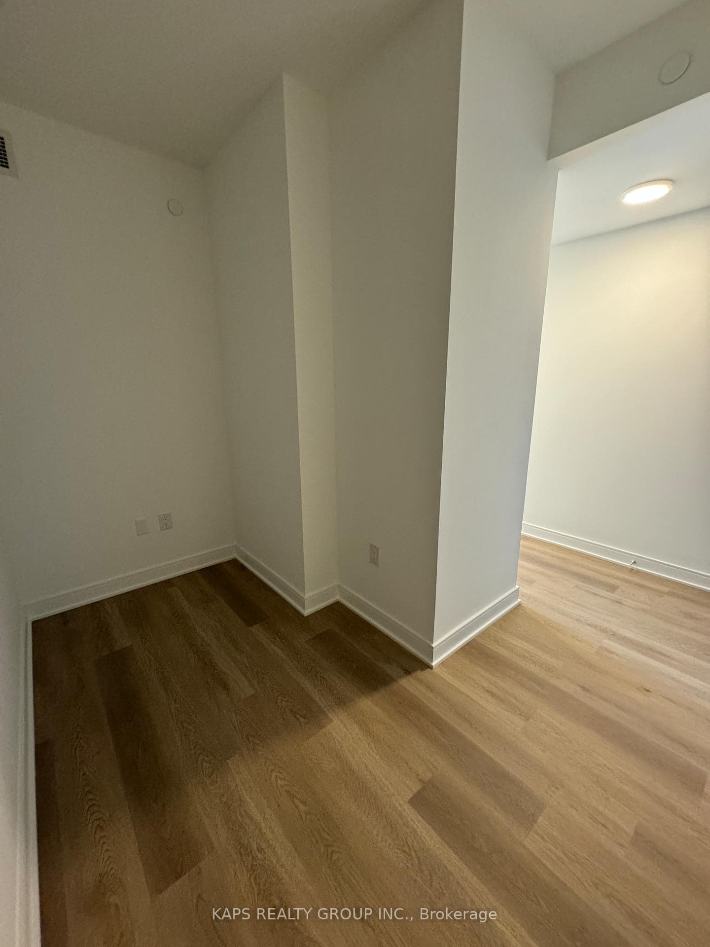 86 DUNDAS Street Unit 1018 photo 3