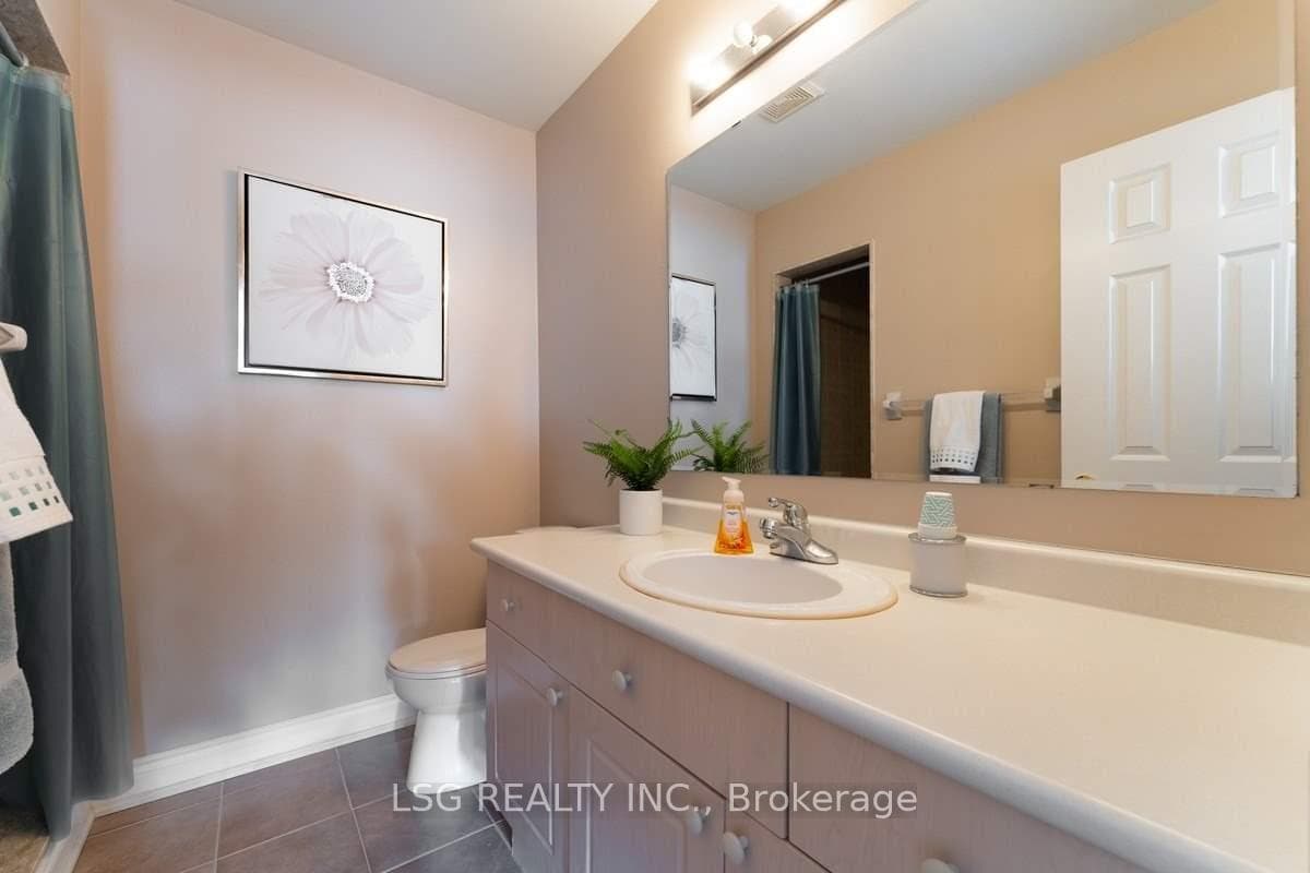 1568 Cartwright Crescent photo 14