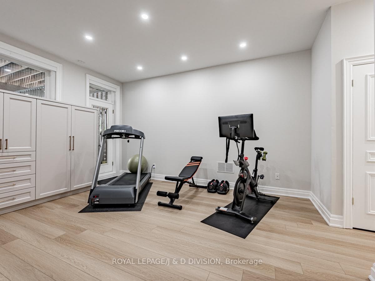 8 Deer Park Crescent photo 31
