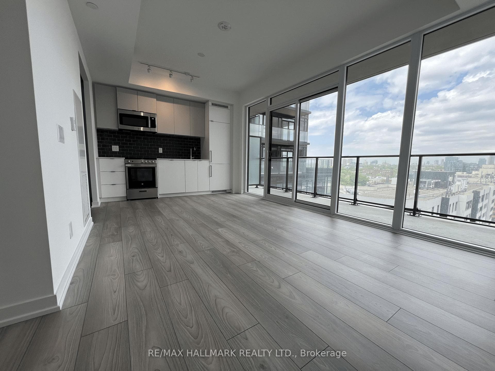 285 Dufferin Street Unit 802 photo 3
