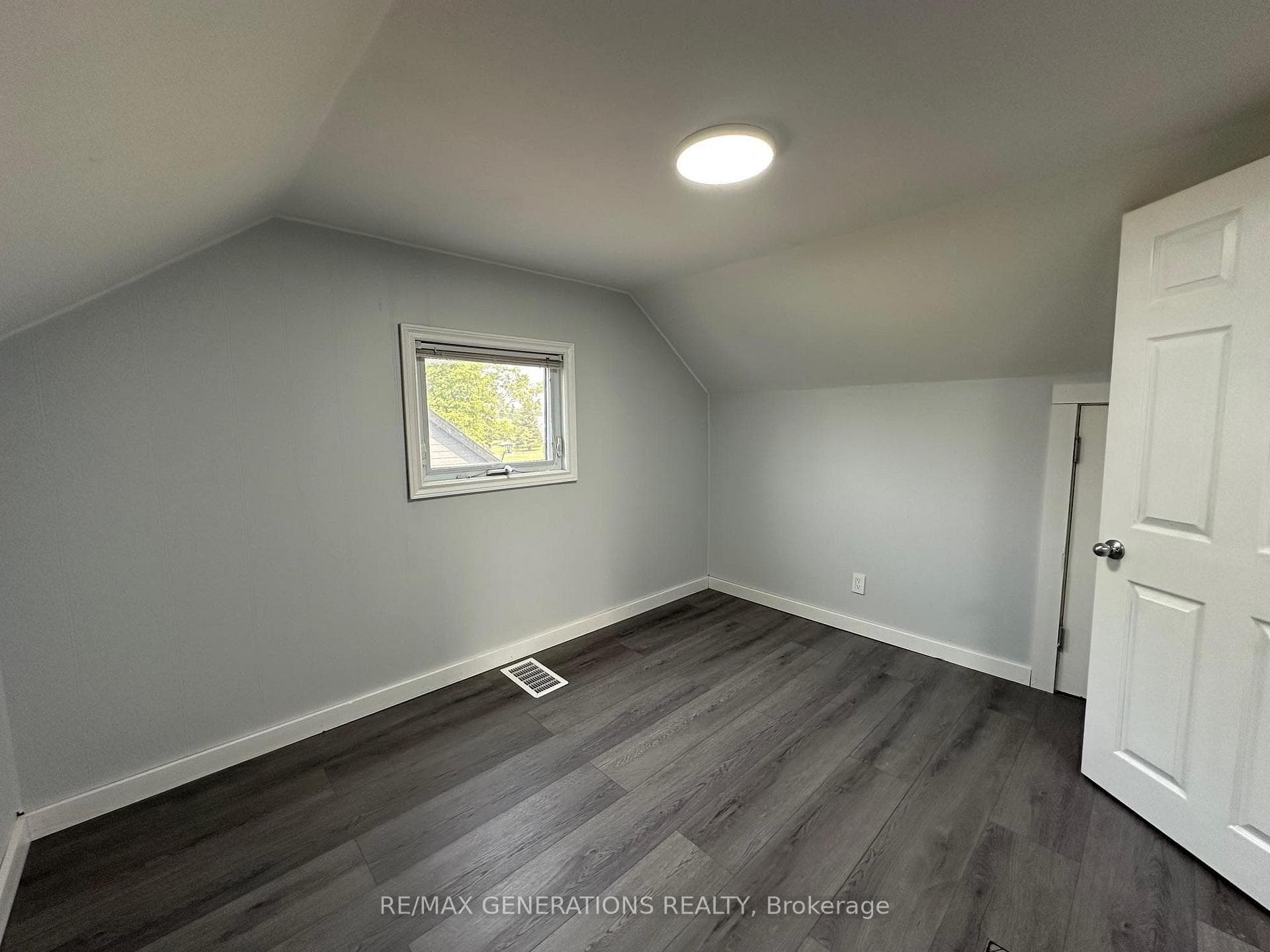18 Elizabeth Avenue photo 17