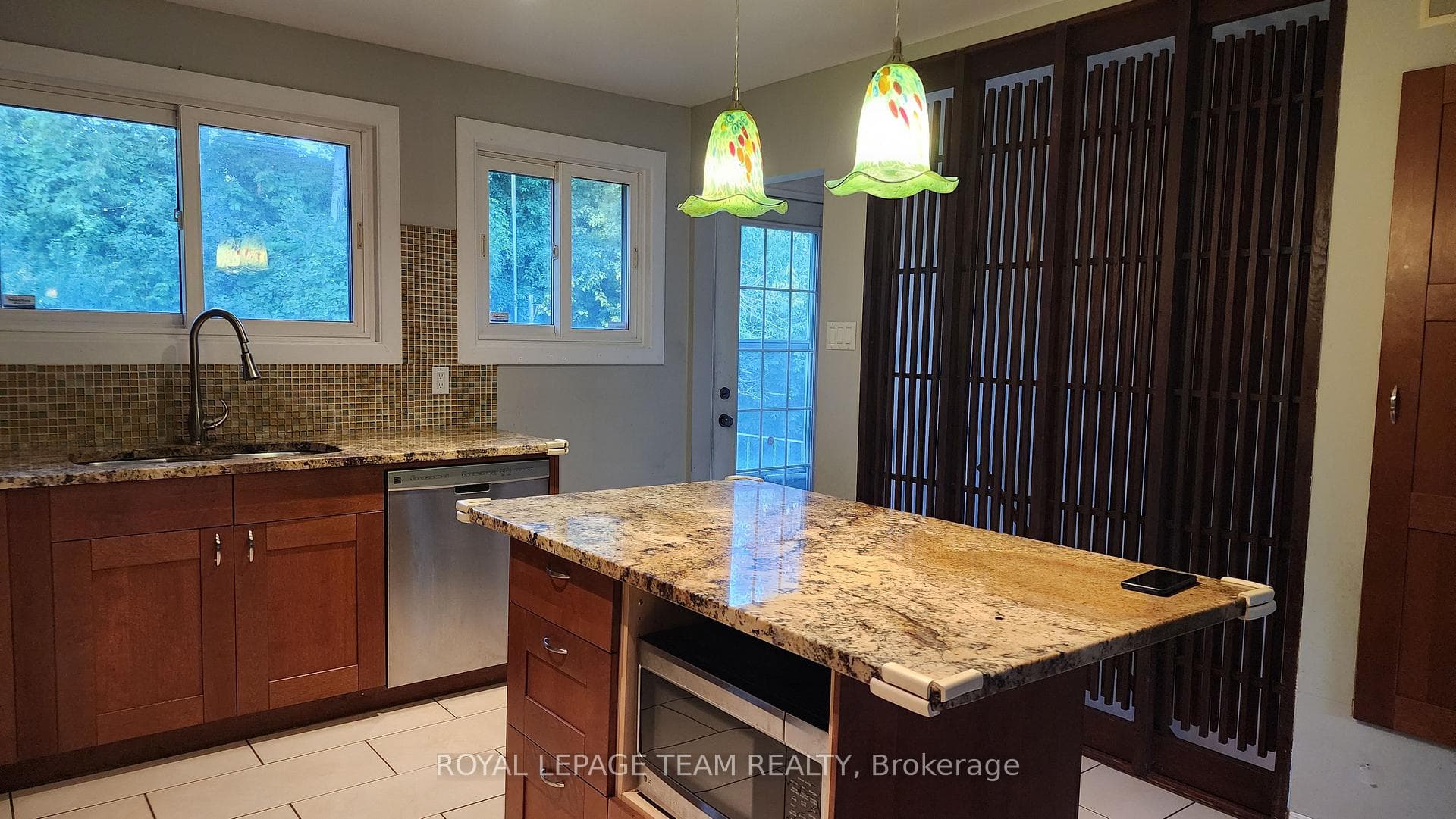 1013 Cadboro Road photo 9