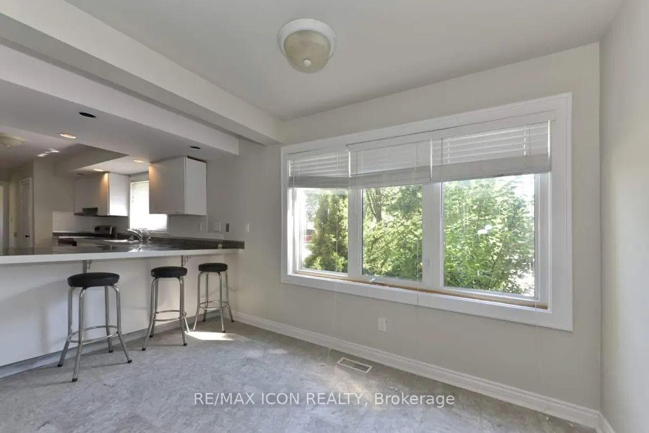 525 Grosvenor Street photo 15