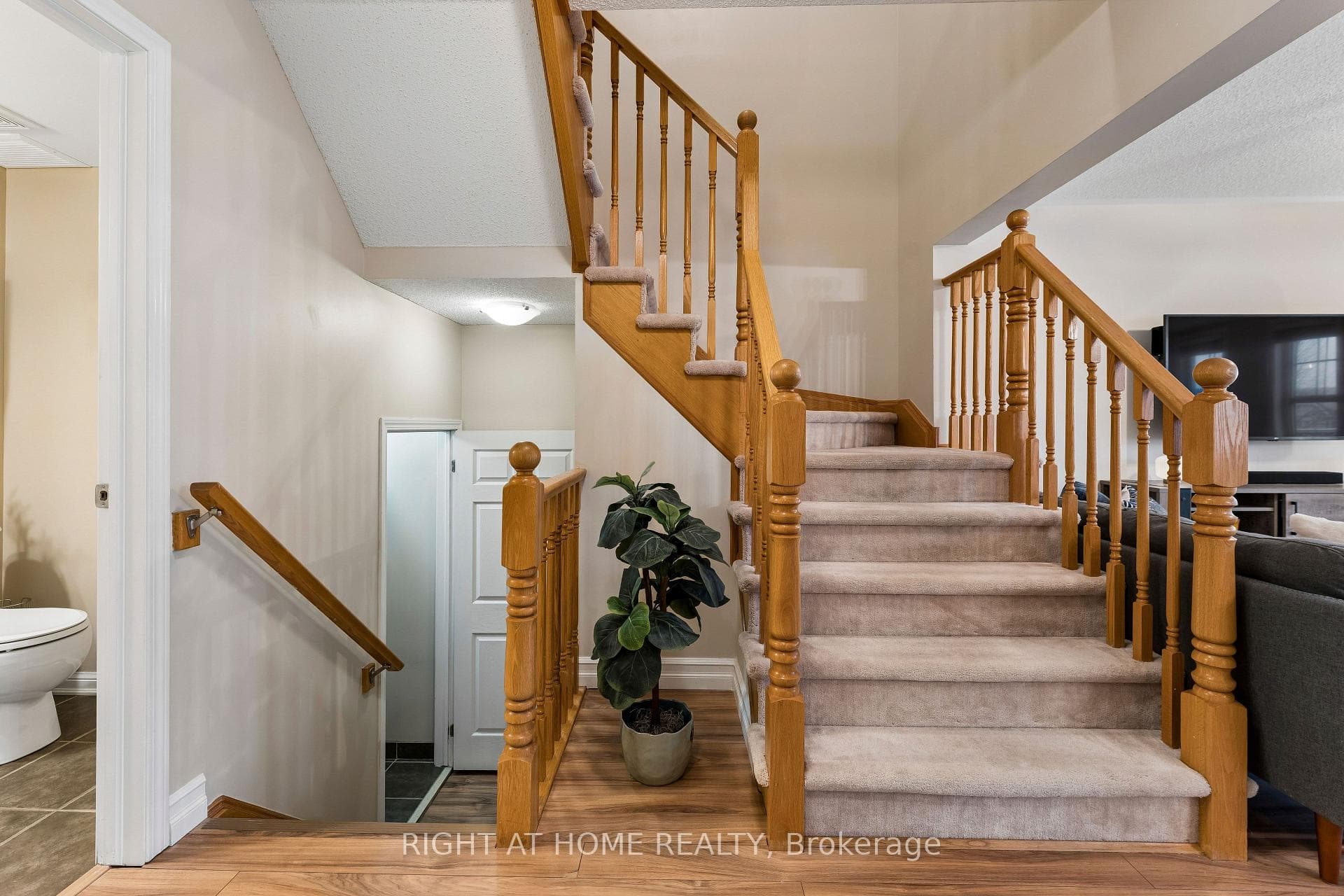 915 Deverell Place photo 13