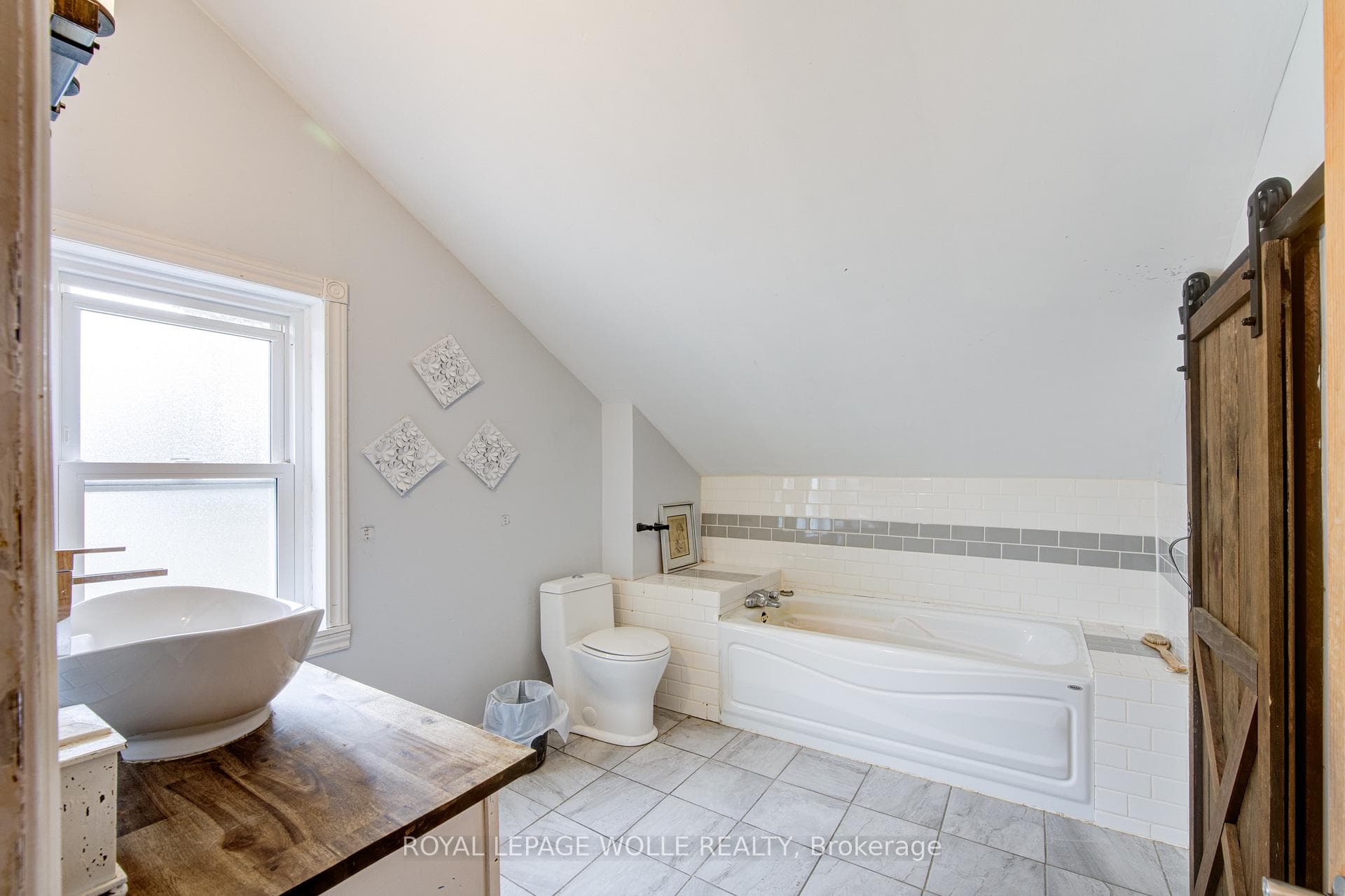 137 Wellington Street photo 8