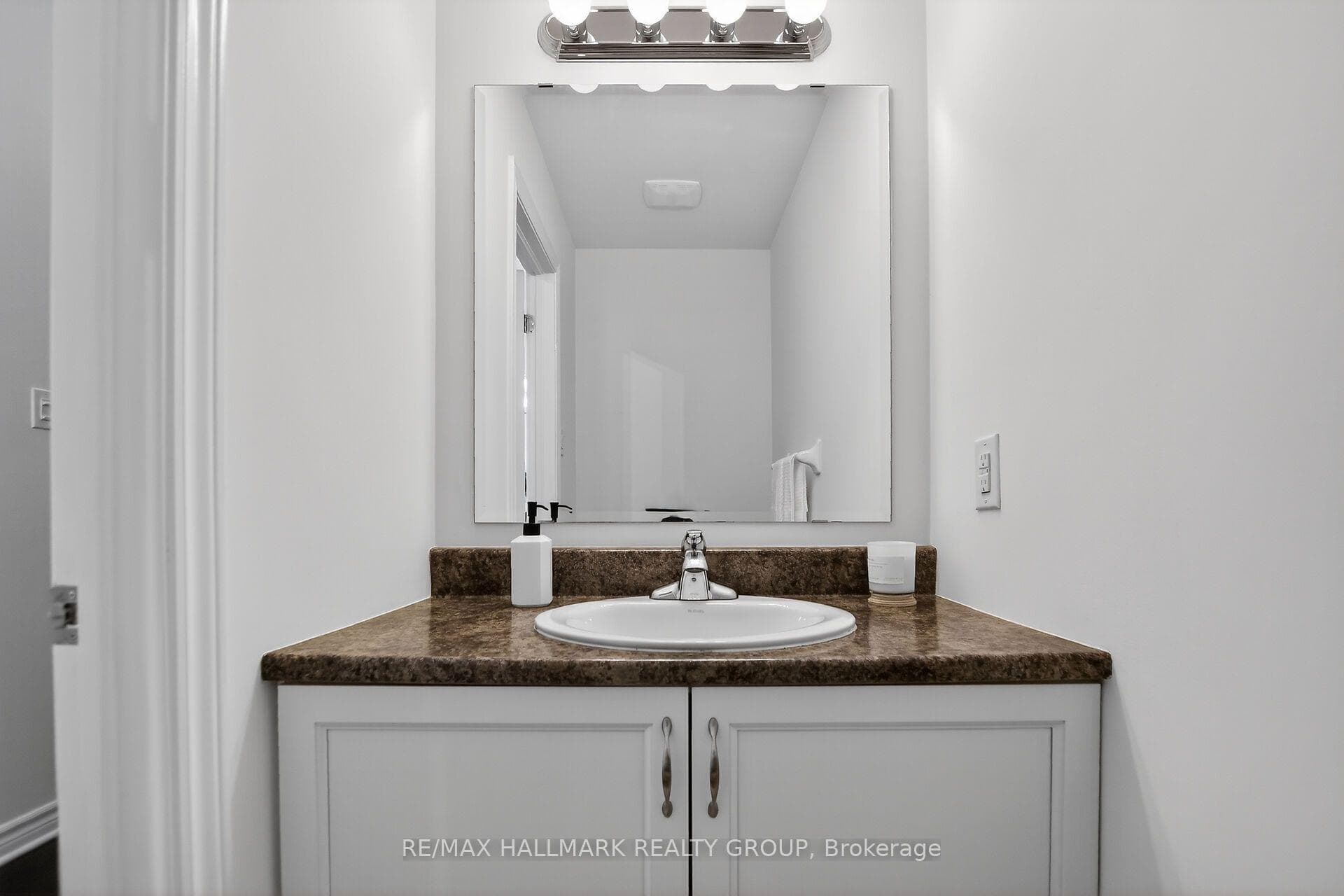 450 Sultan Street photo 6