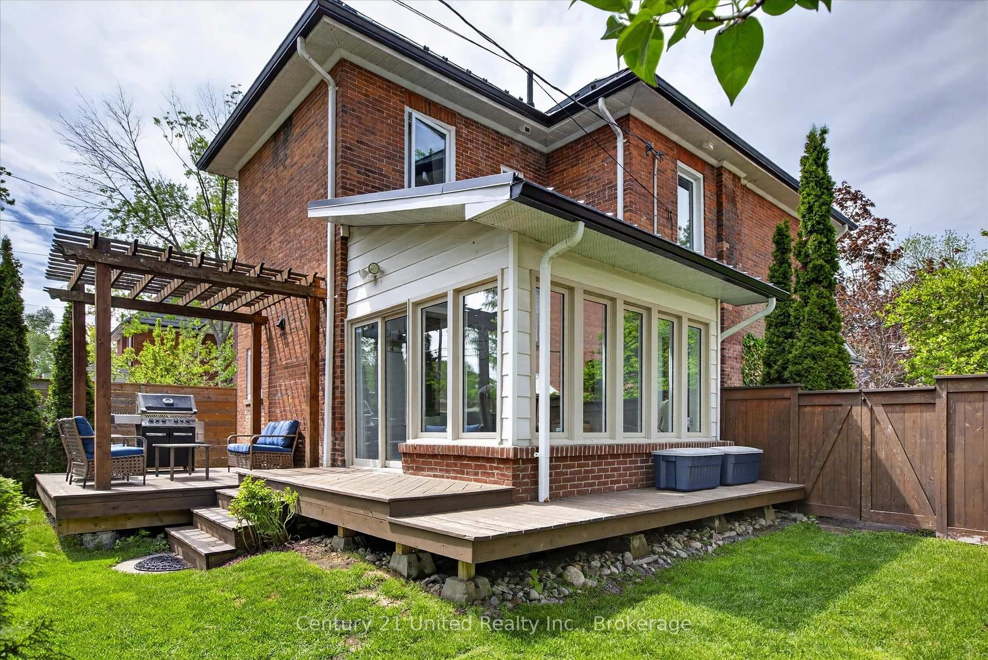 587 Gilmour Street photo 35