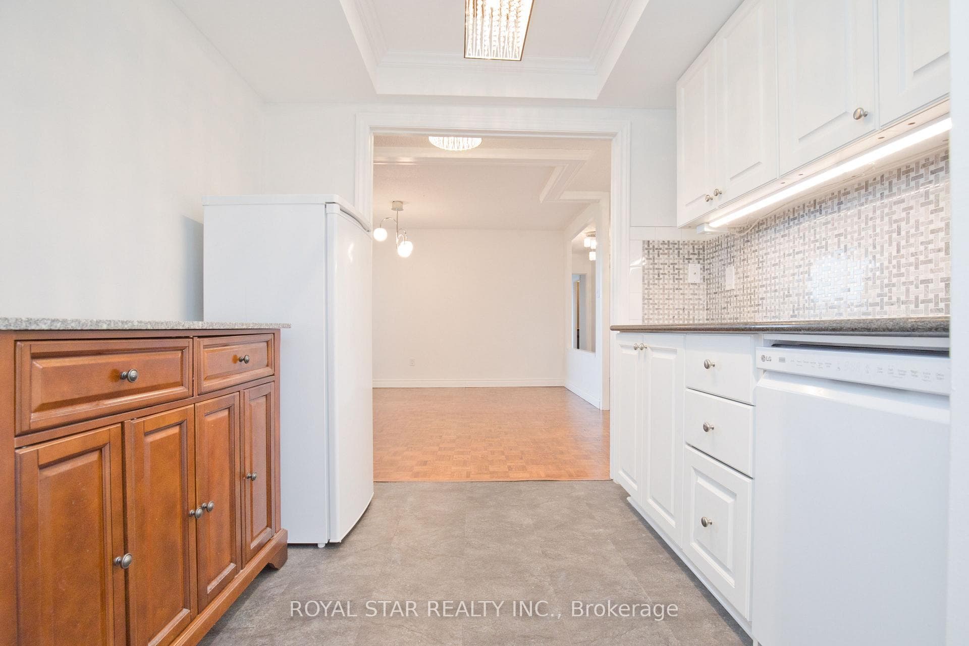 1535 Lakeshore Road Unit 1607 photo 12