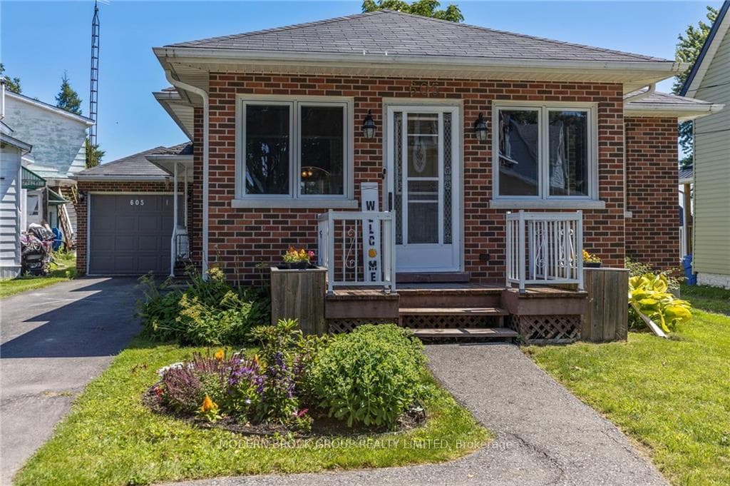 605 EAST Street photo 3