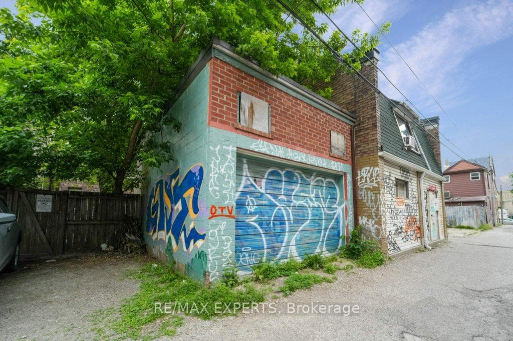 370 Lippincott Street photo 29