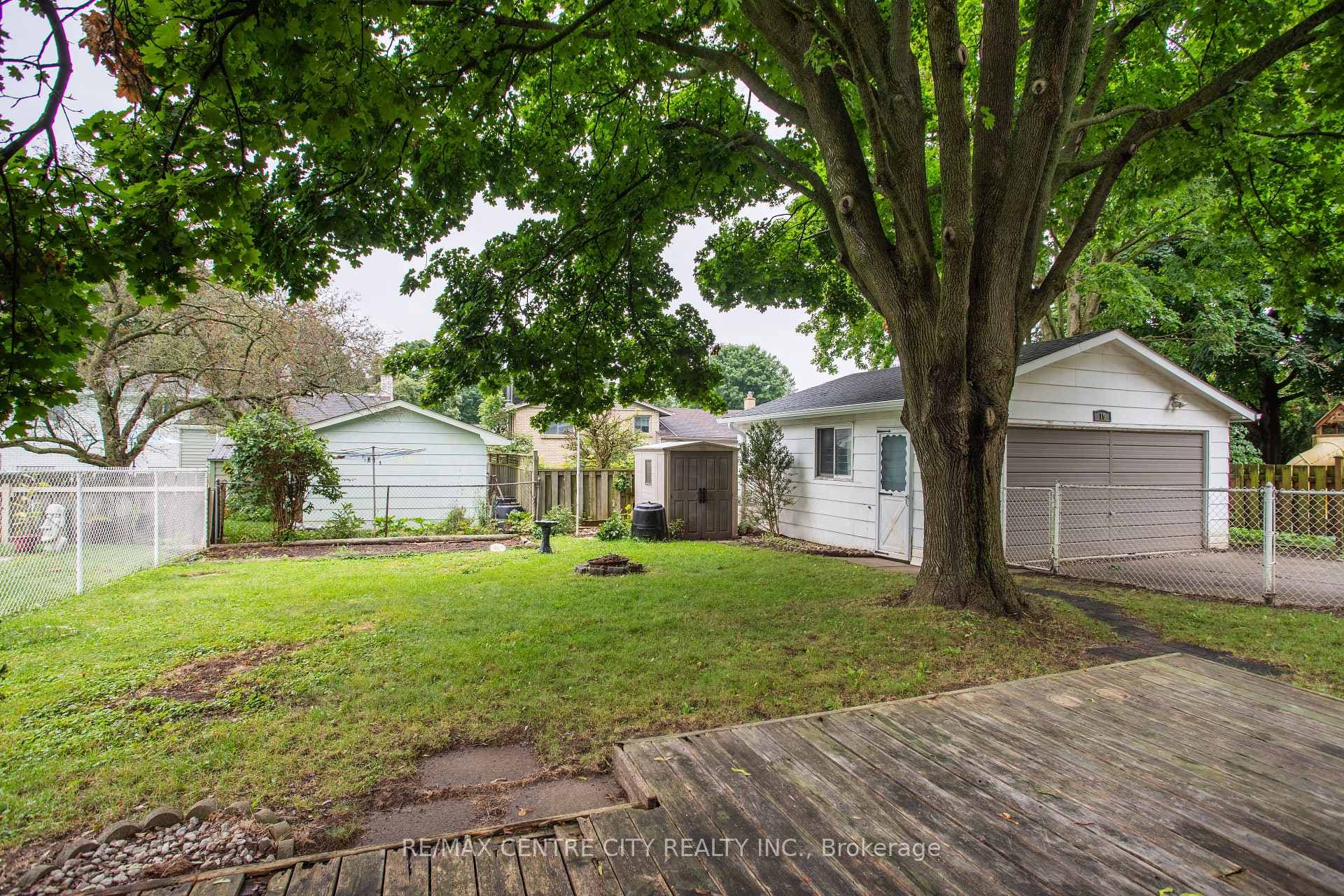 19 Maxwell Crescent photo 32