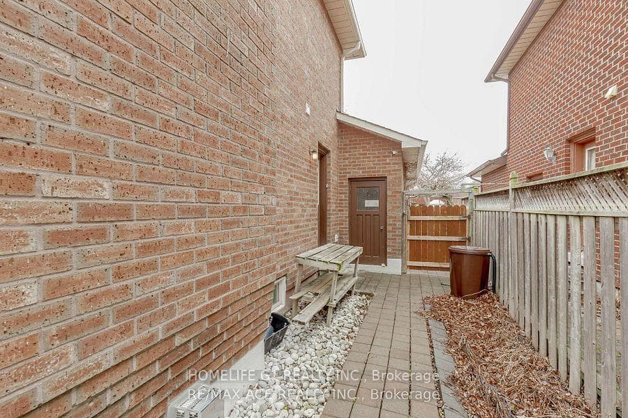1319 Greenwood Crescent photo 37