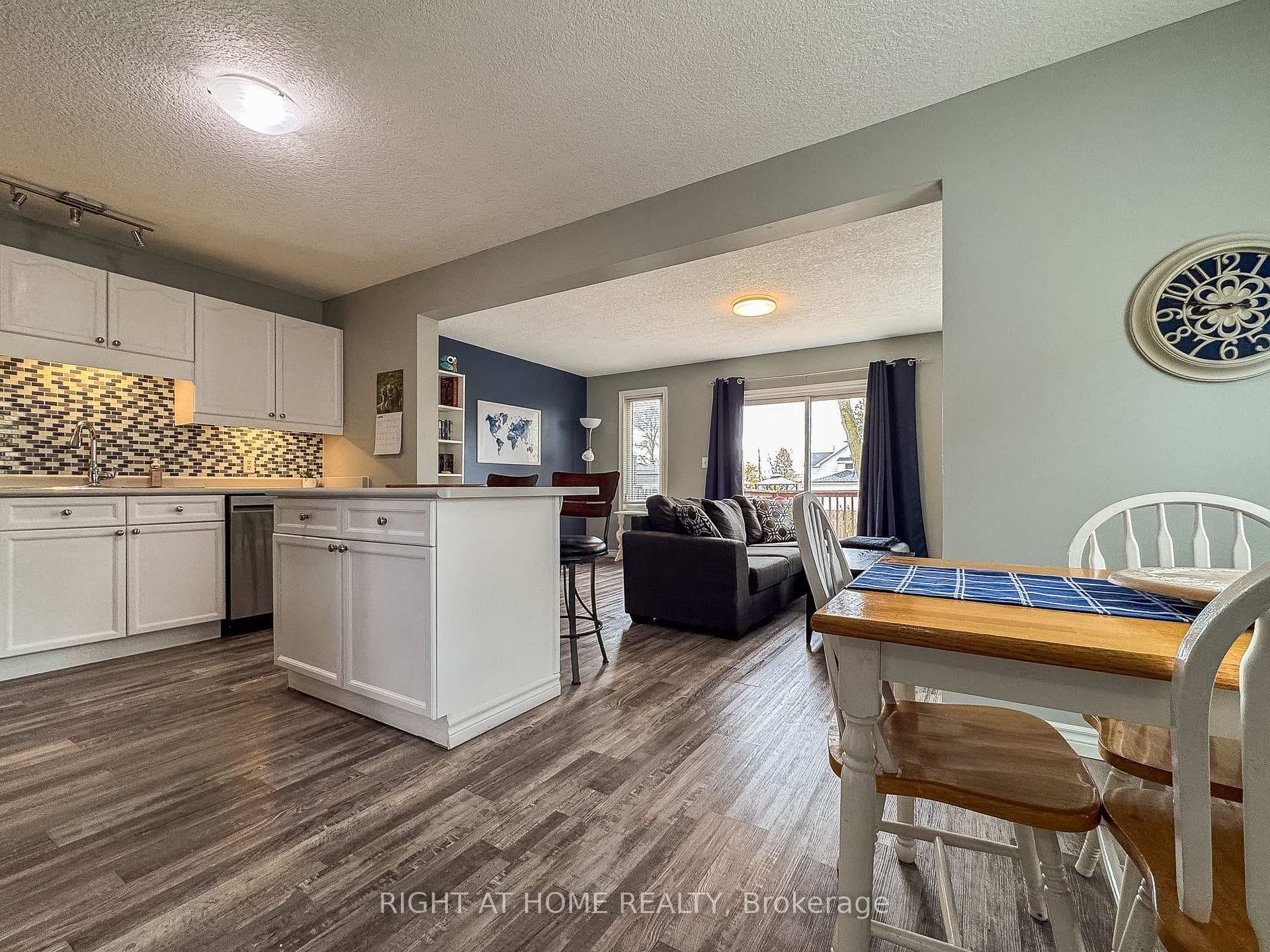 652 Salisbury Avenue photo 5