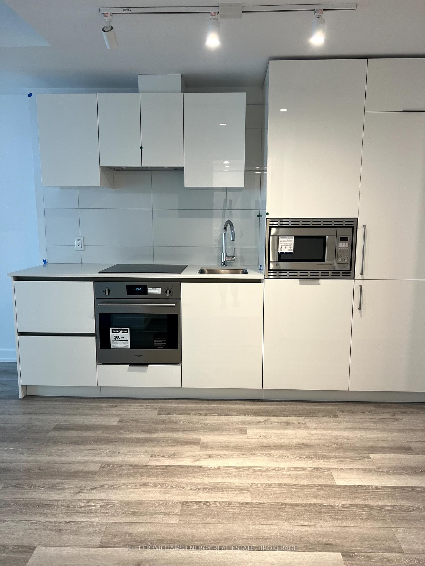 230 Simcoe Realty Street Unit 1023 photo 5