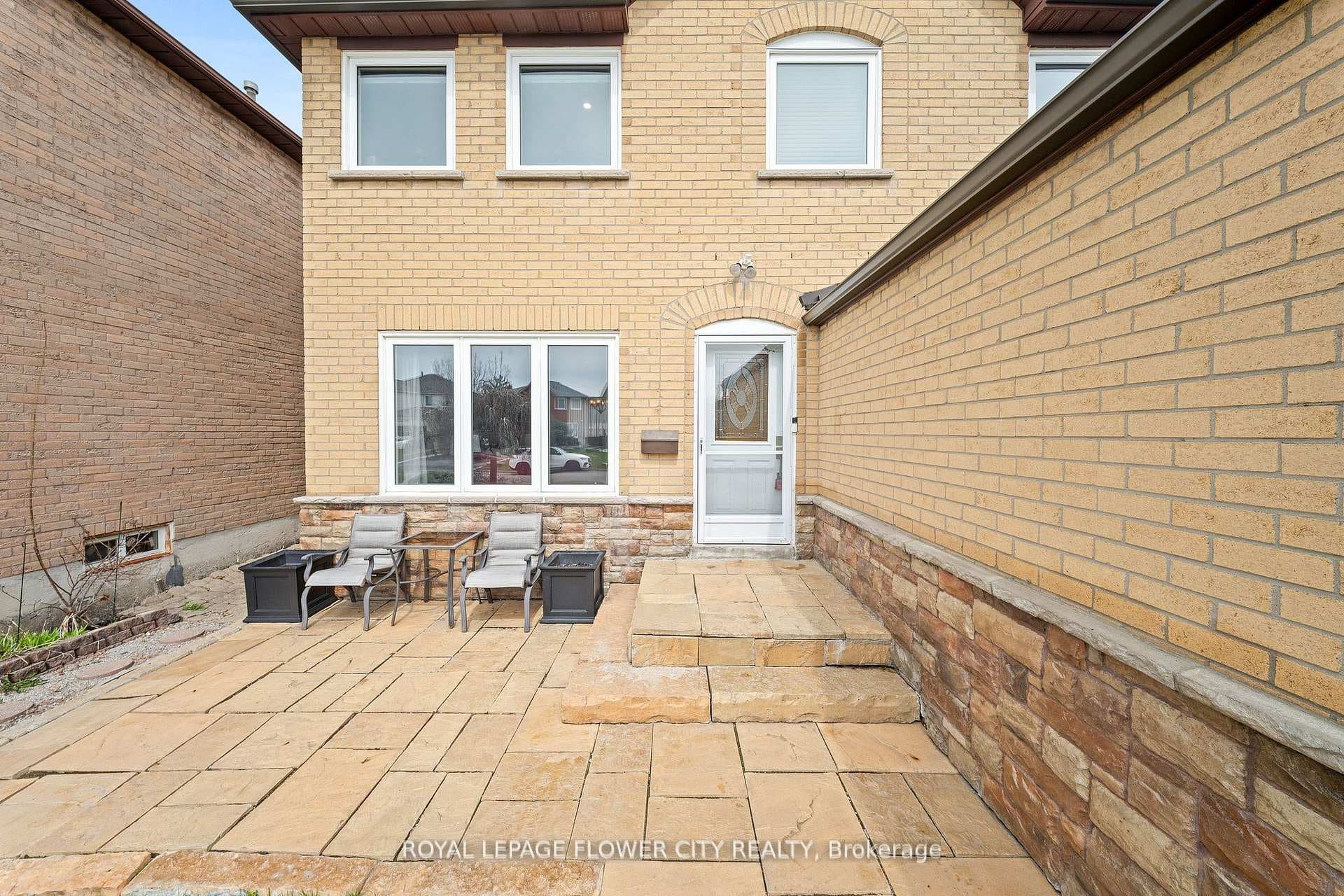 60 Newgreen Crescent photo 3