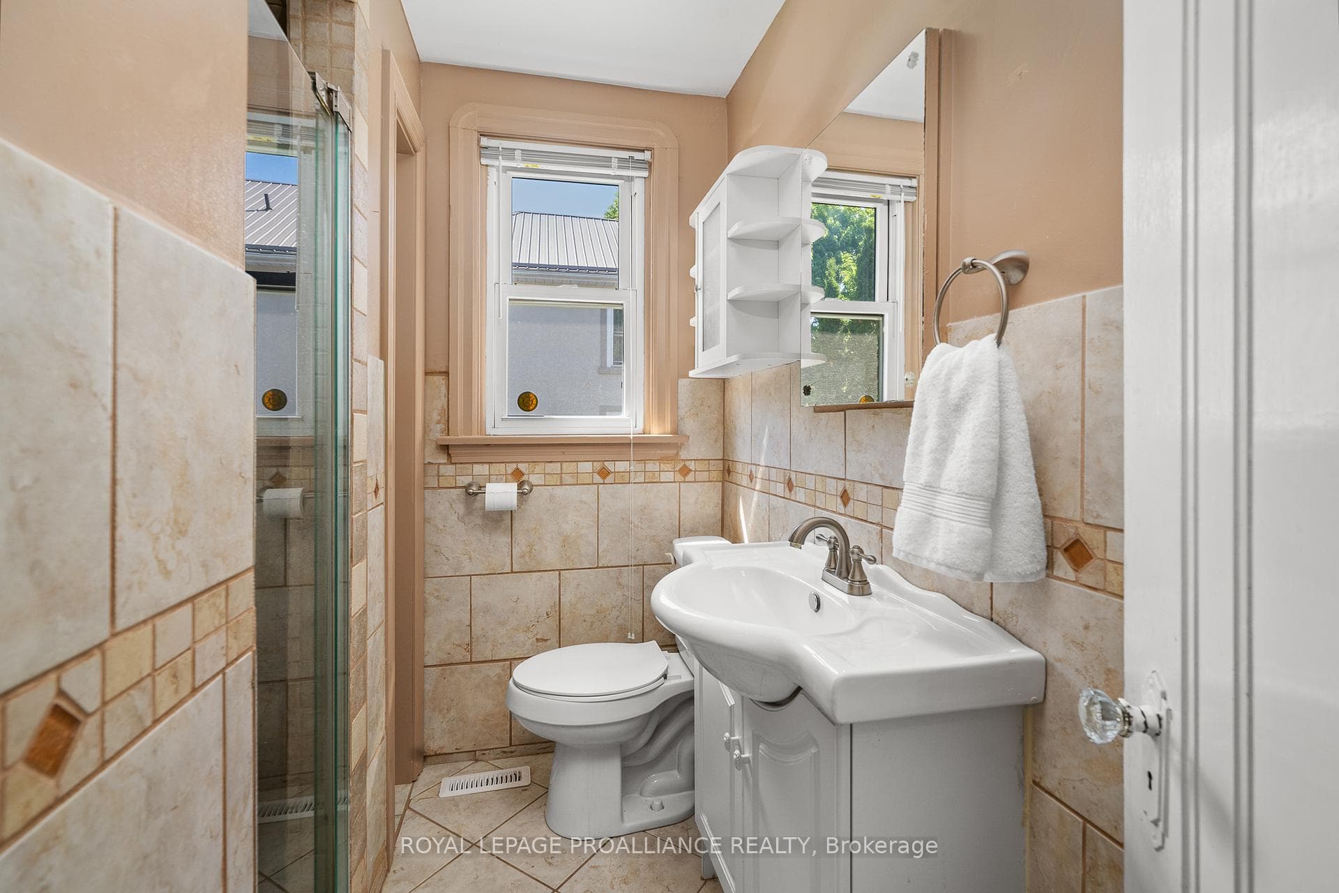 284 Bleecker Avenue photo 19