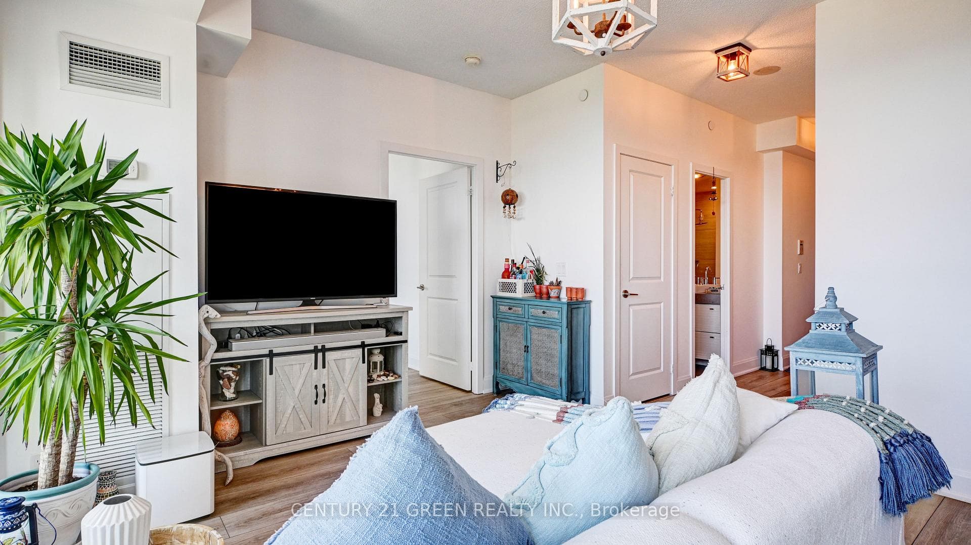 33 Shore Breeze Drive Unit 2811 photo 13