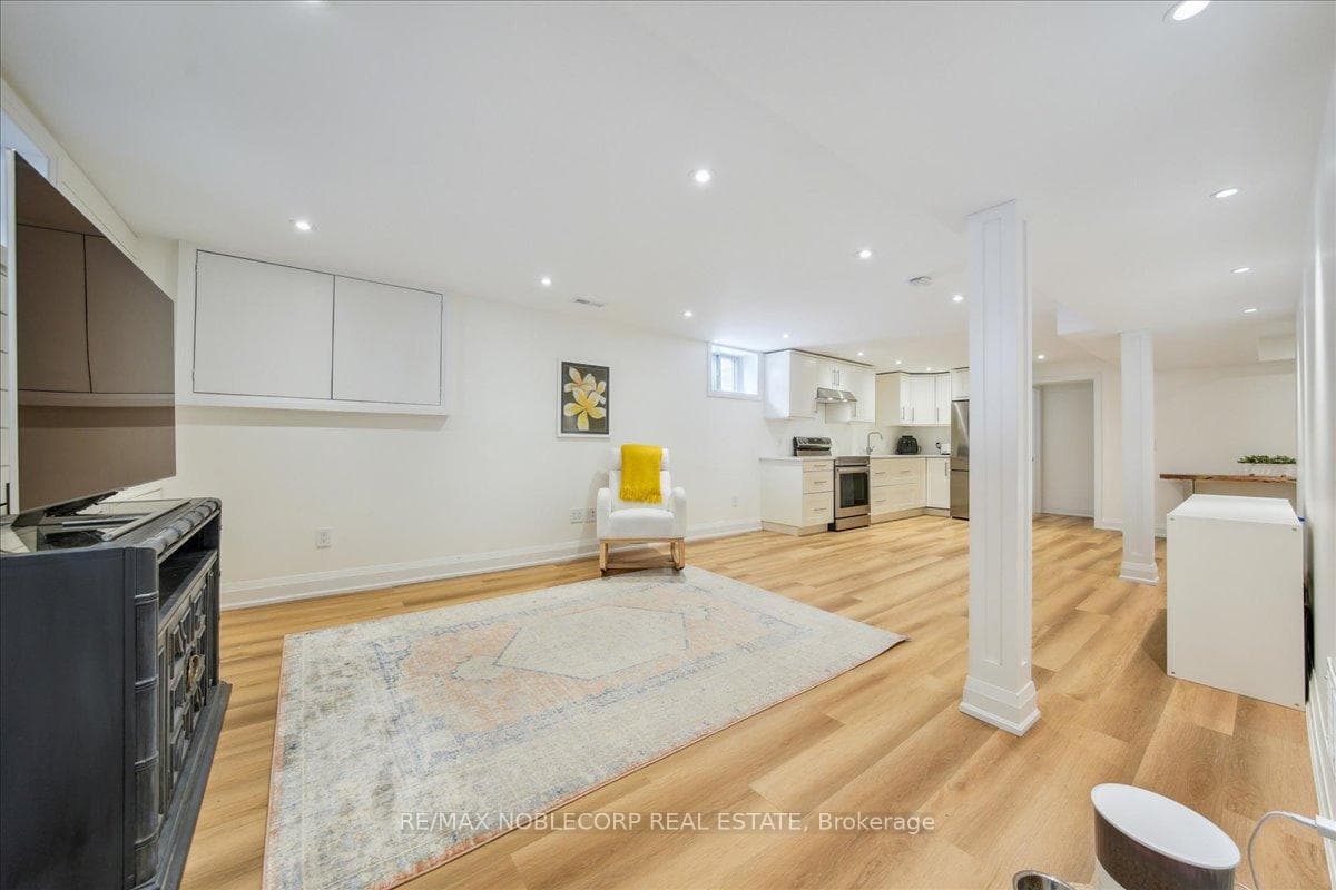 72 Christina Crescent photo 34