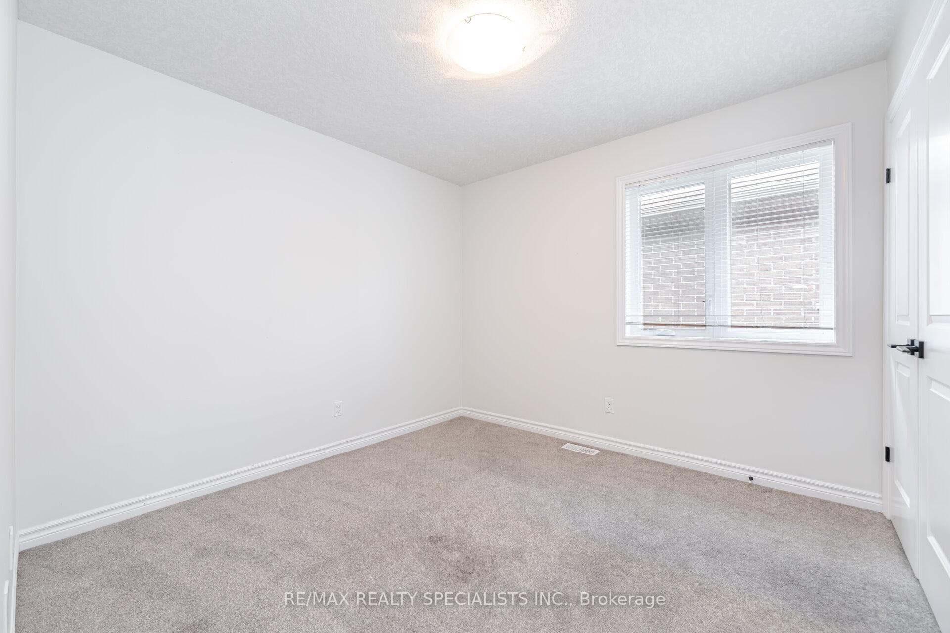 54 Pondcliffe Drive photo 32