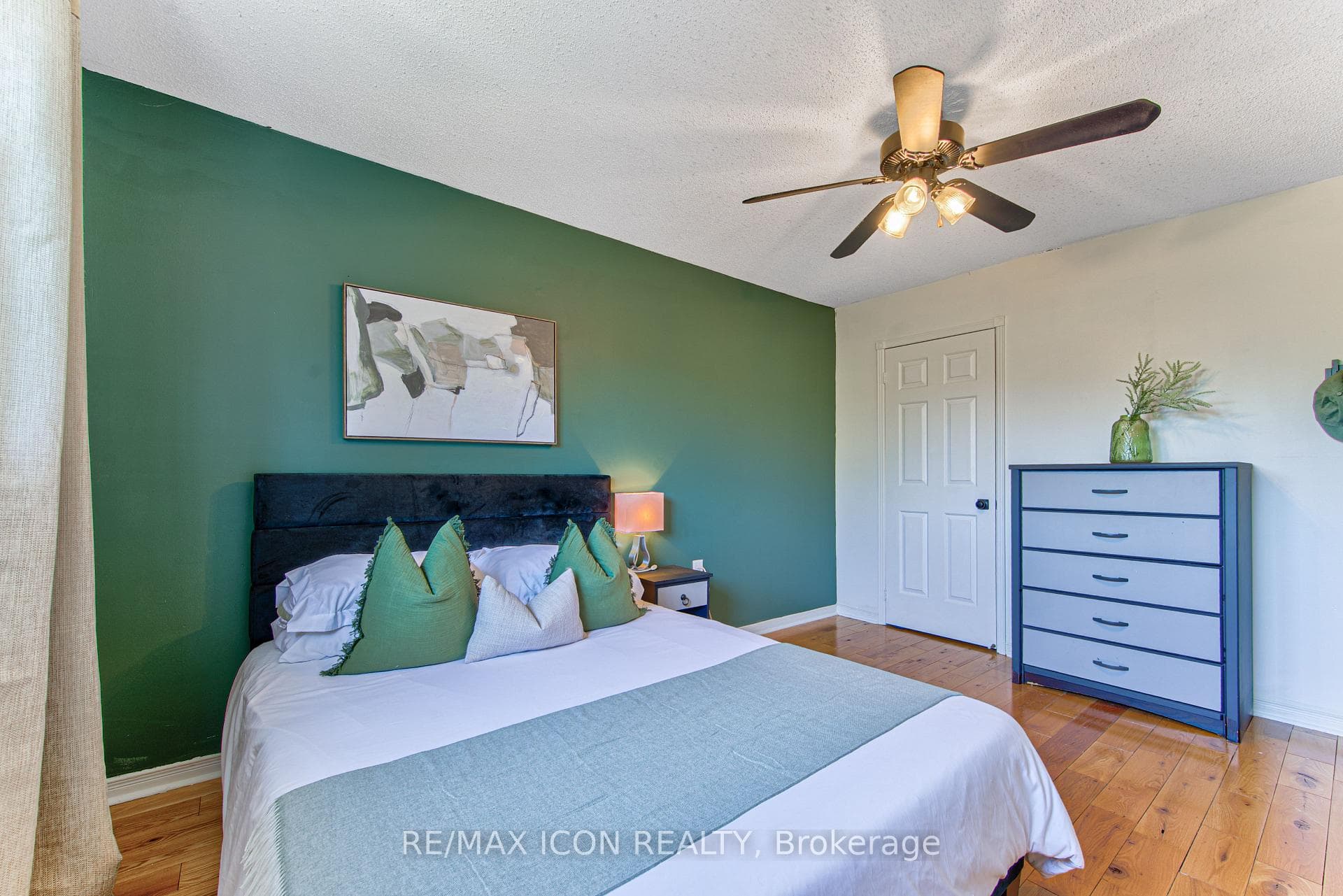 15 Hall Crescent photo 26