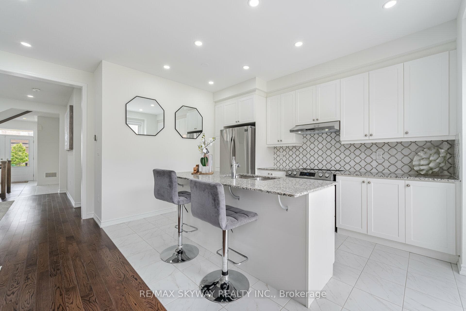 68 circus Crescent photo 12