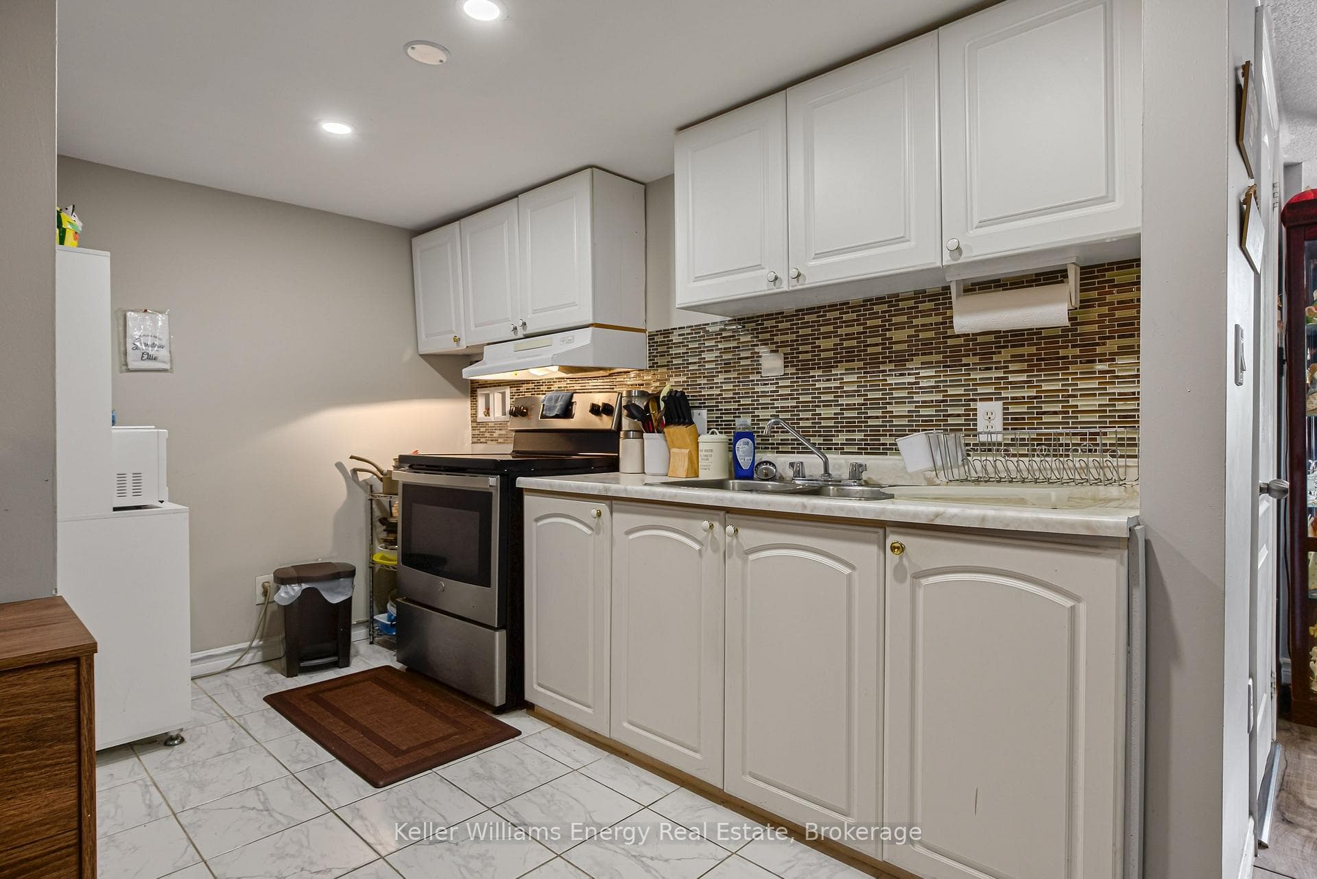 405 Bernhard Crescent photo 29