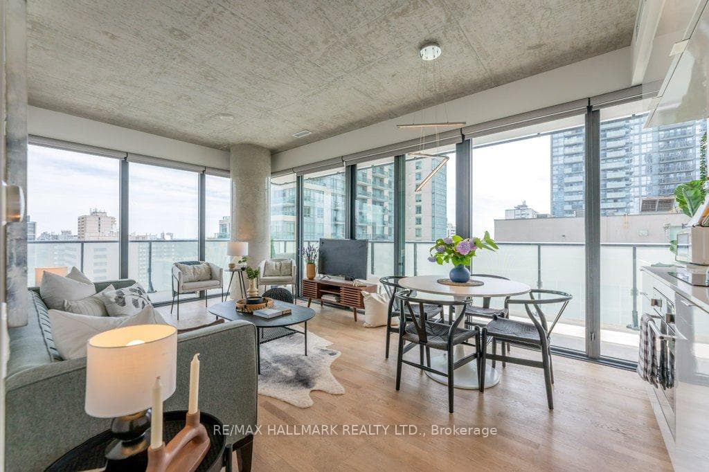185 Roehampton Avenue Unit 910 photo 6
