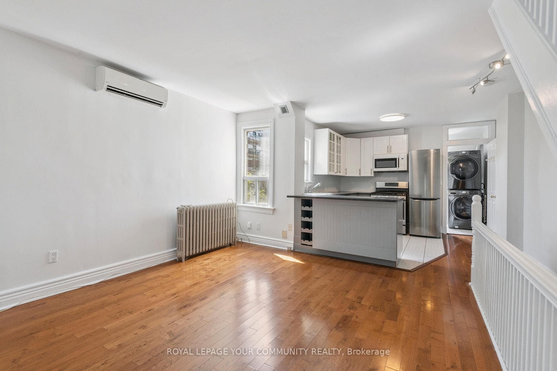 10 Coxwell Avenue Unit Unit 2 photo 6