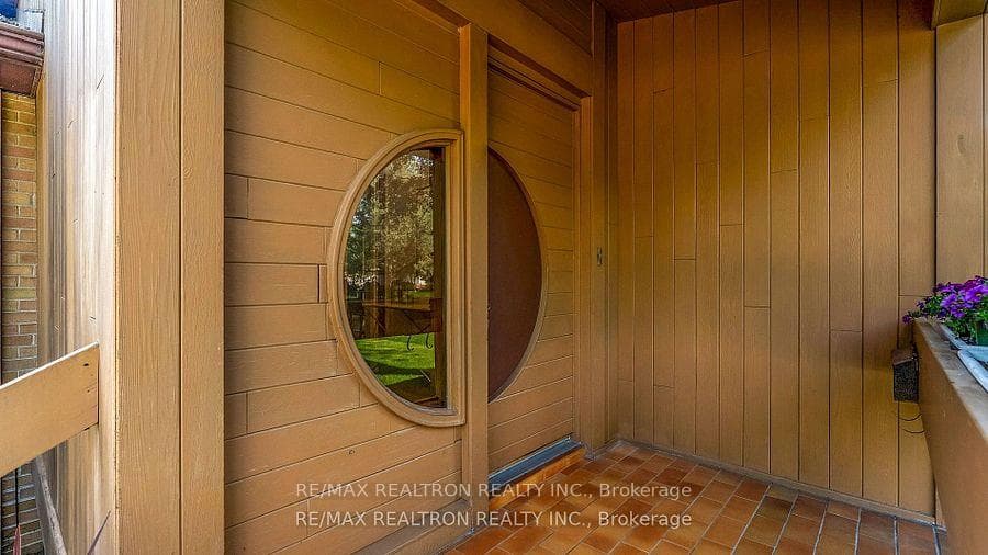 46 Hurlingham Crescent photo 2