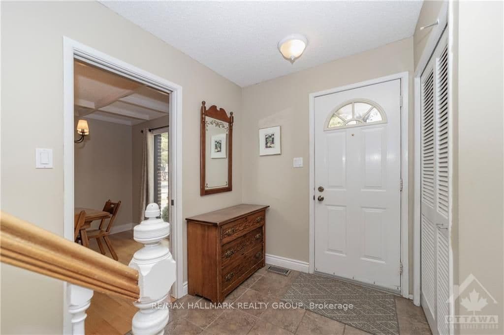 8 CARR Crescent photo 3