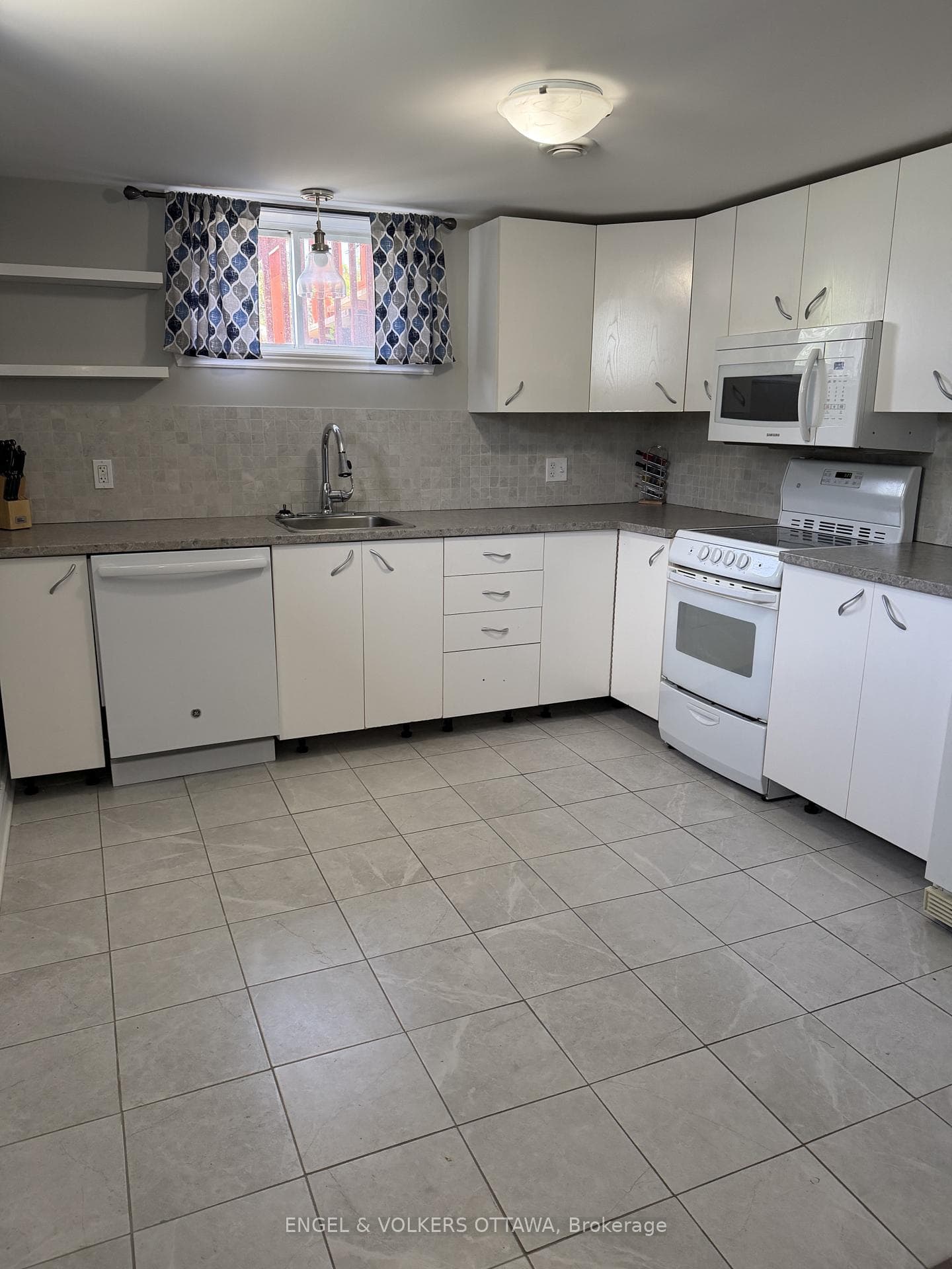 1199 OLD MONTREAL Road Unit B photo 5