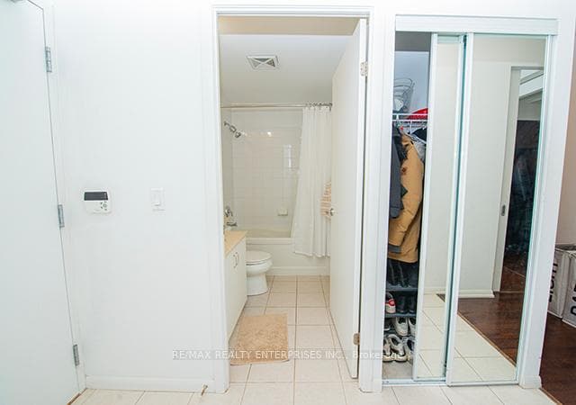 215 Fort York Boulevard Unit 3702 photo 29
