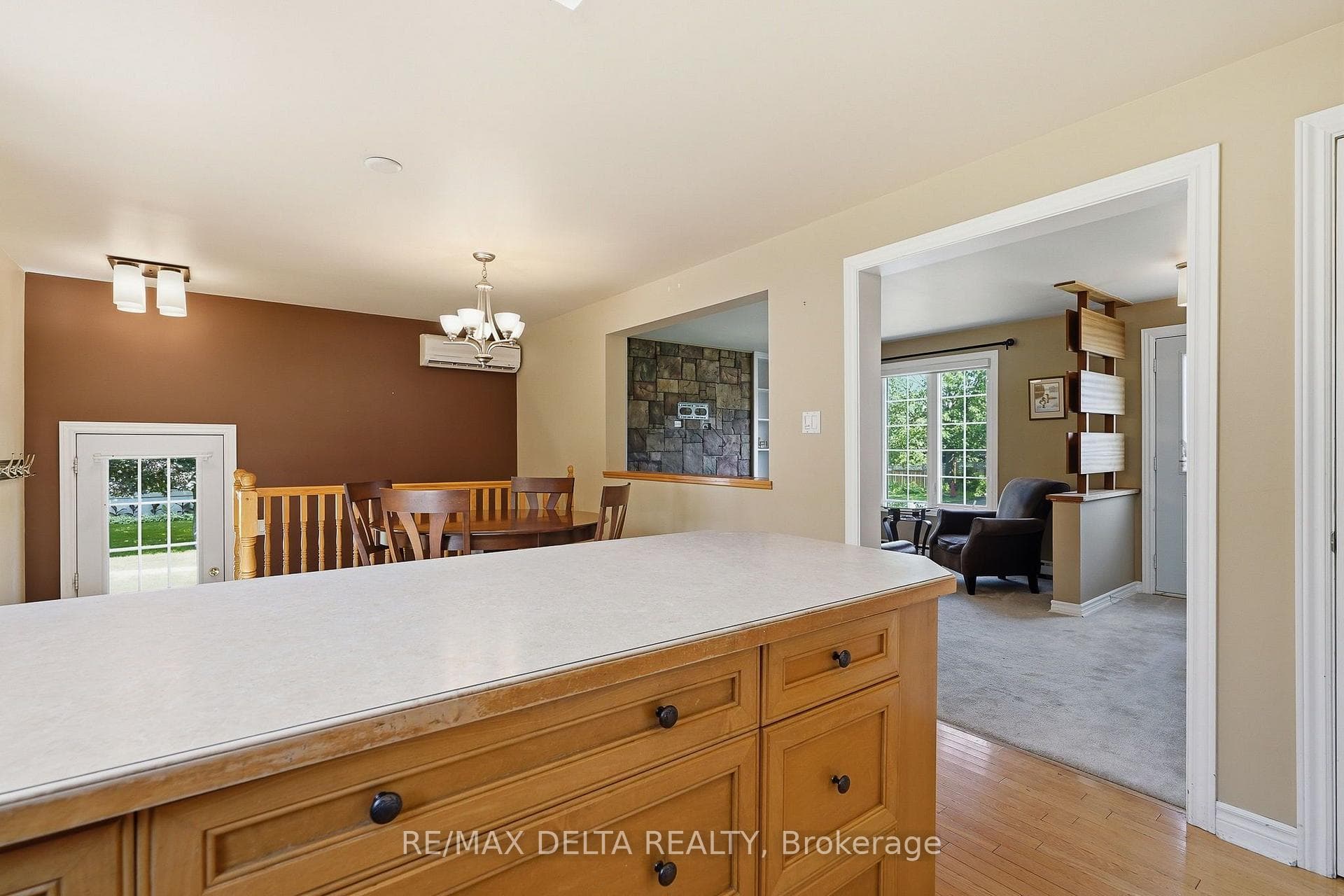 Cut-out from dining area to LR.