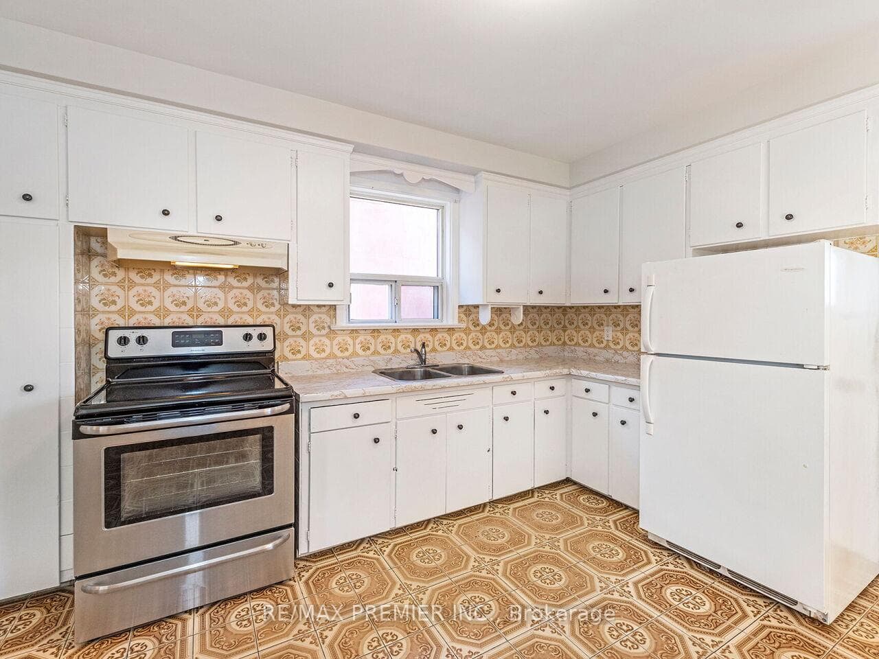 89 Cayuga Avenue photo 4