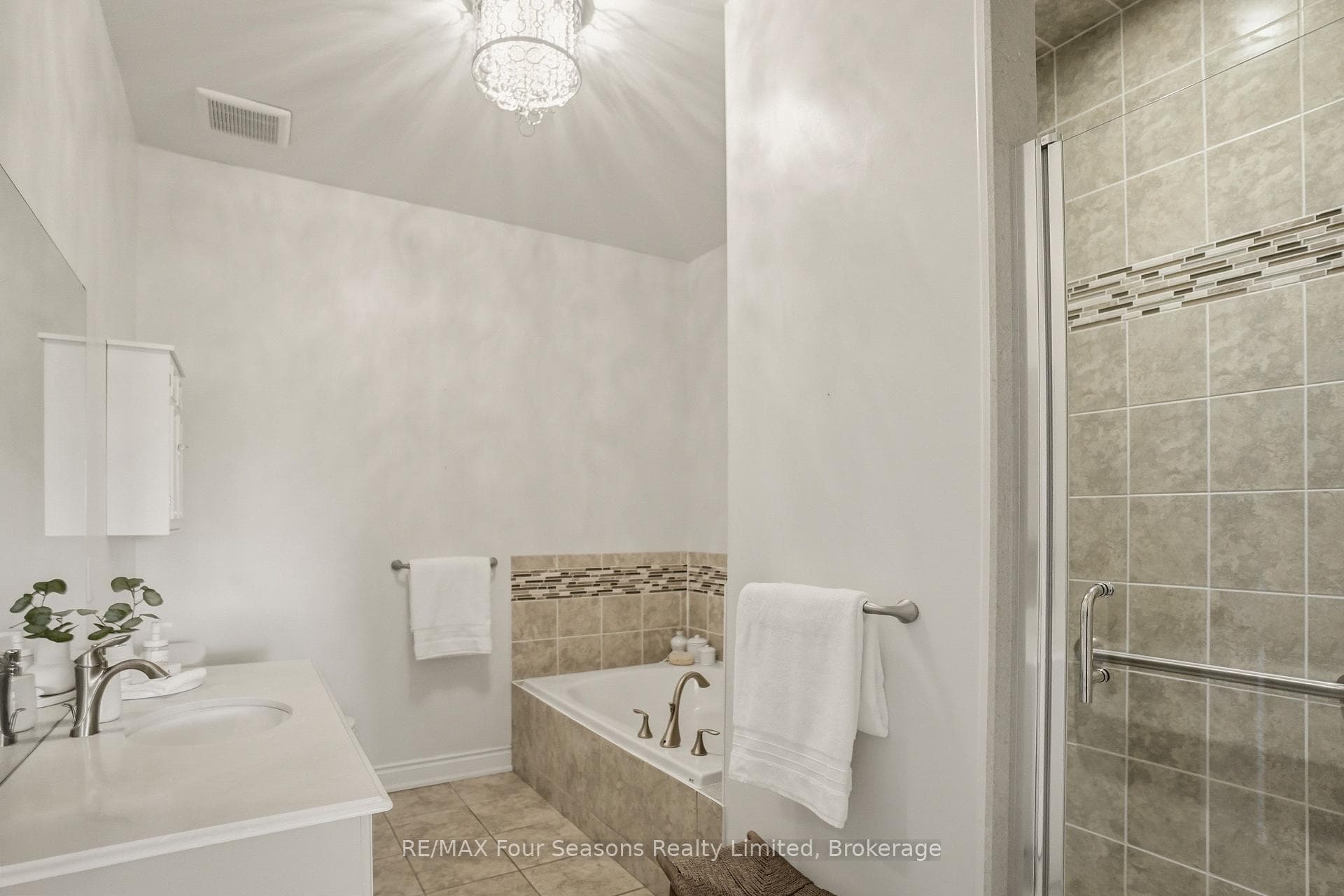Master Ensuite - Main Floor