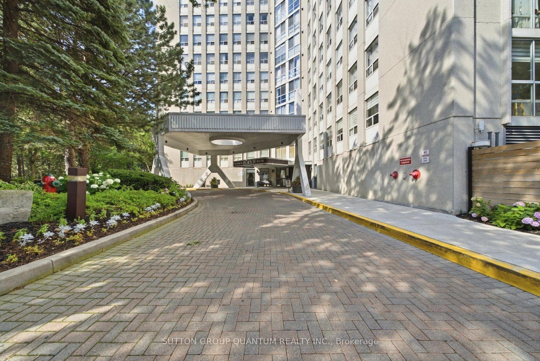 3650 Kaneff Crescent Unit 304 photo 3