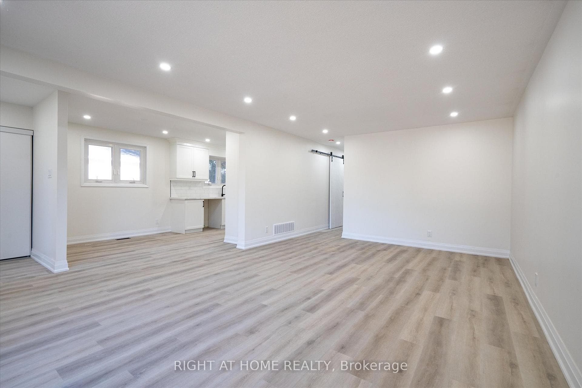 809 Helen Crescent photo 3