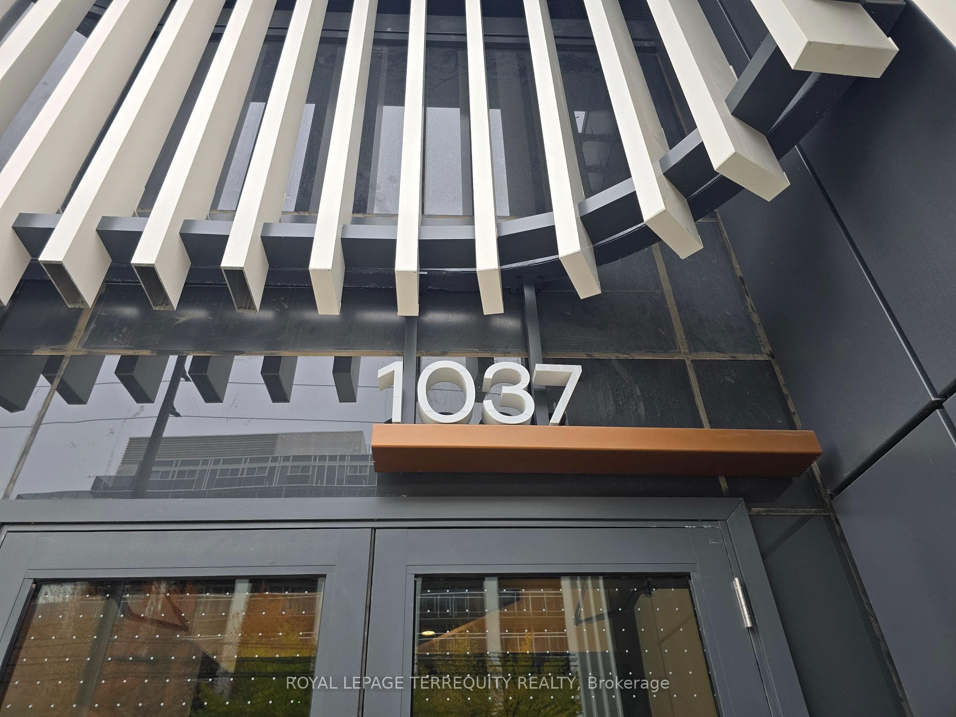 1037 The Queensway N/A Unit 402 photo 2
