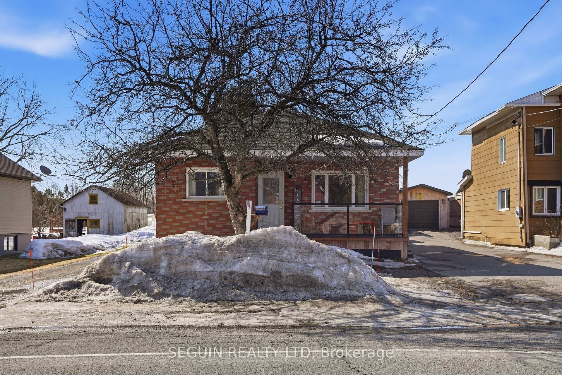 1932 Principale Street photo 2