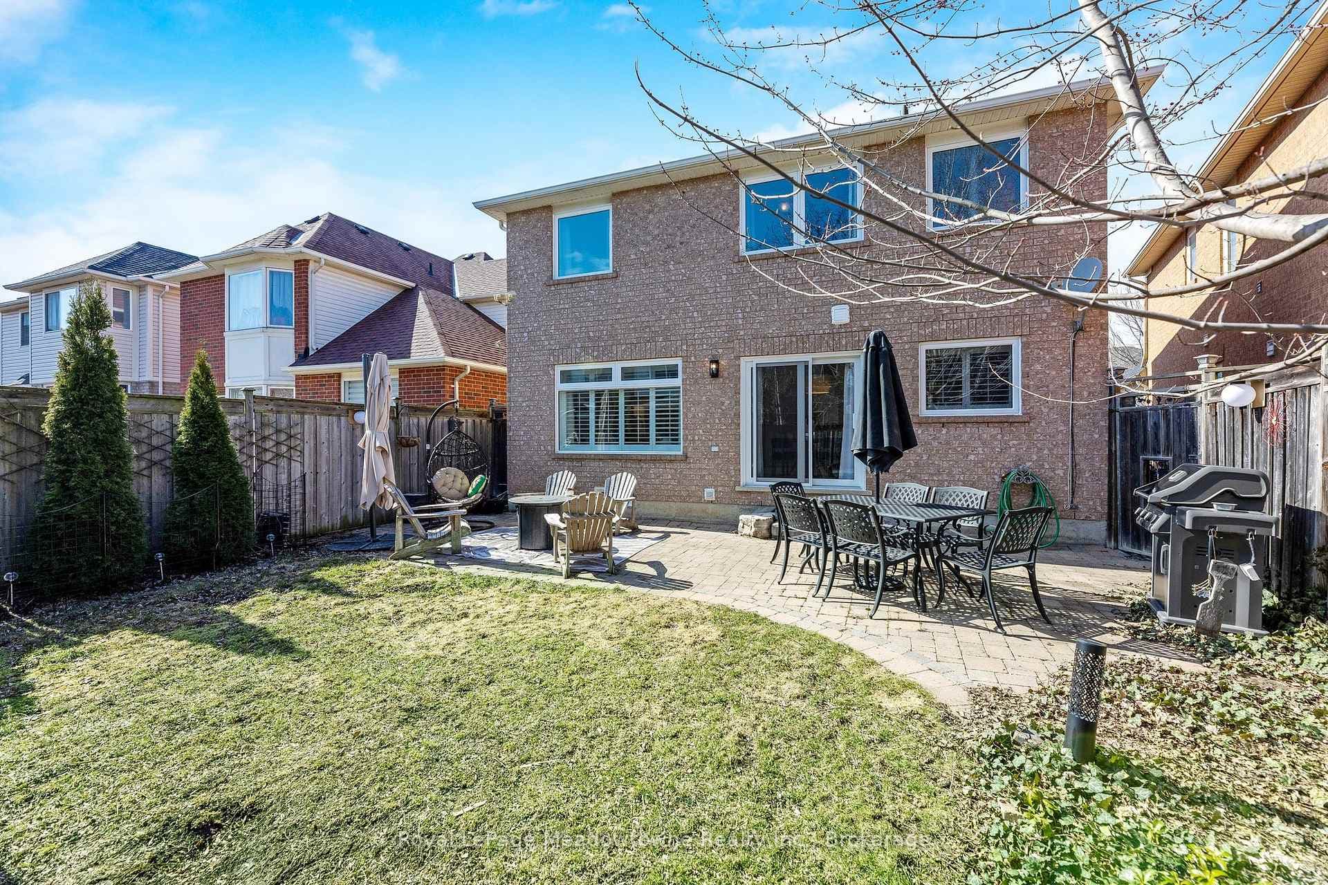1216 Robson Crescent photo 37