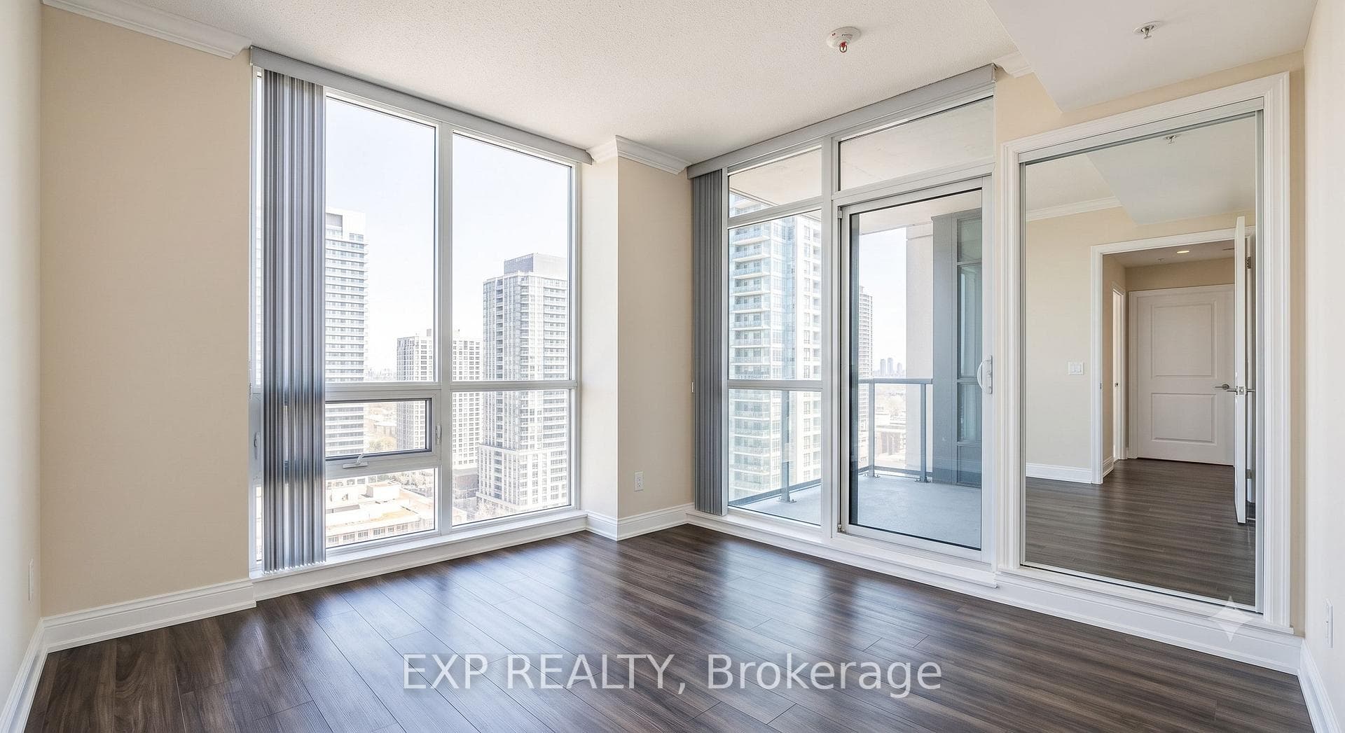 386 Yonge Street Unit 1516 photo 9