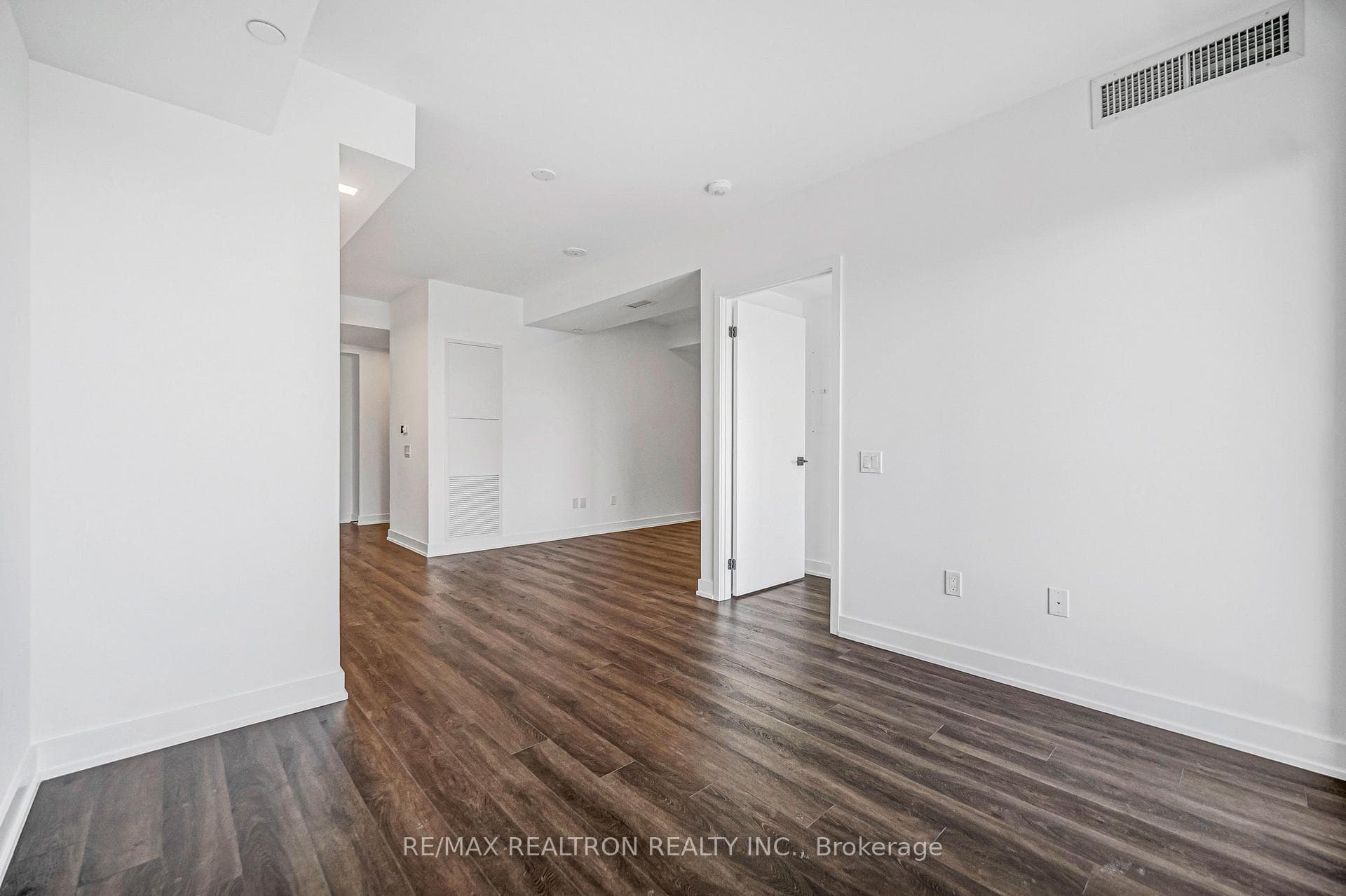 609 SHERBOURNE Street Unit 3201 photo 23