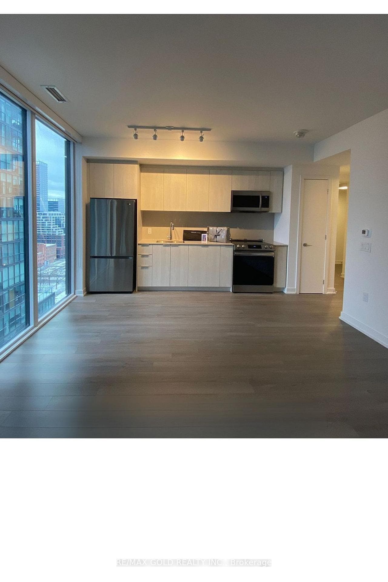 357 King Street Unit 1708 photo 3