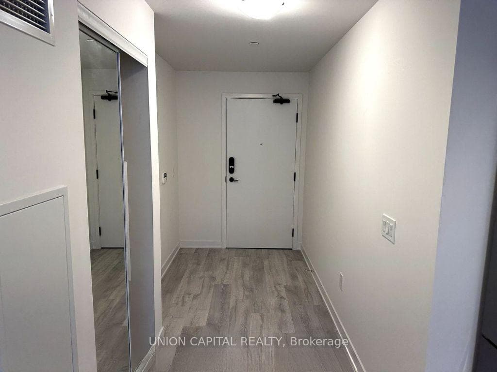 60 Princess Street Unit 831 photo 5