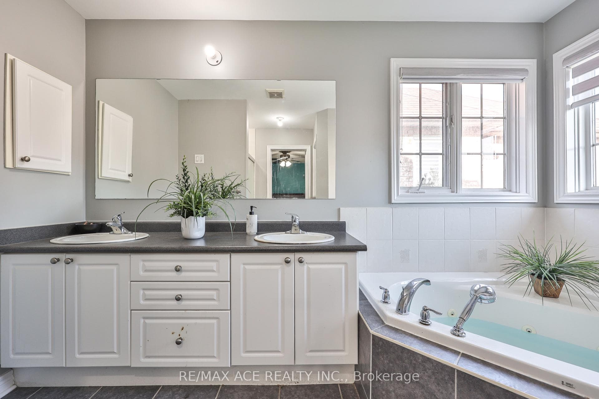 72 Taverner Crescent photo 35