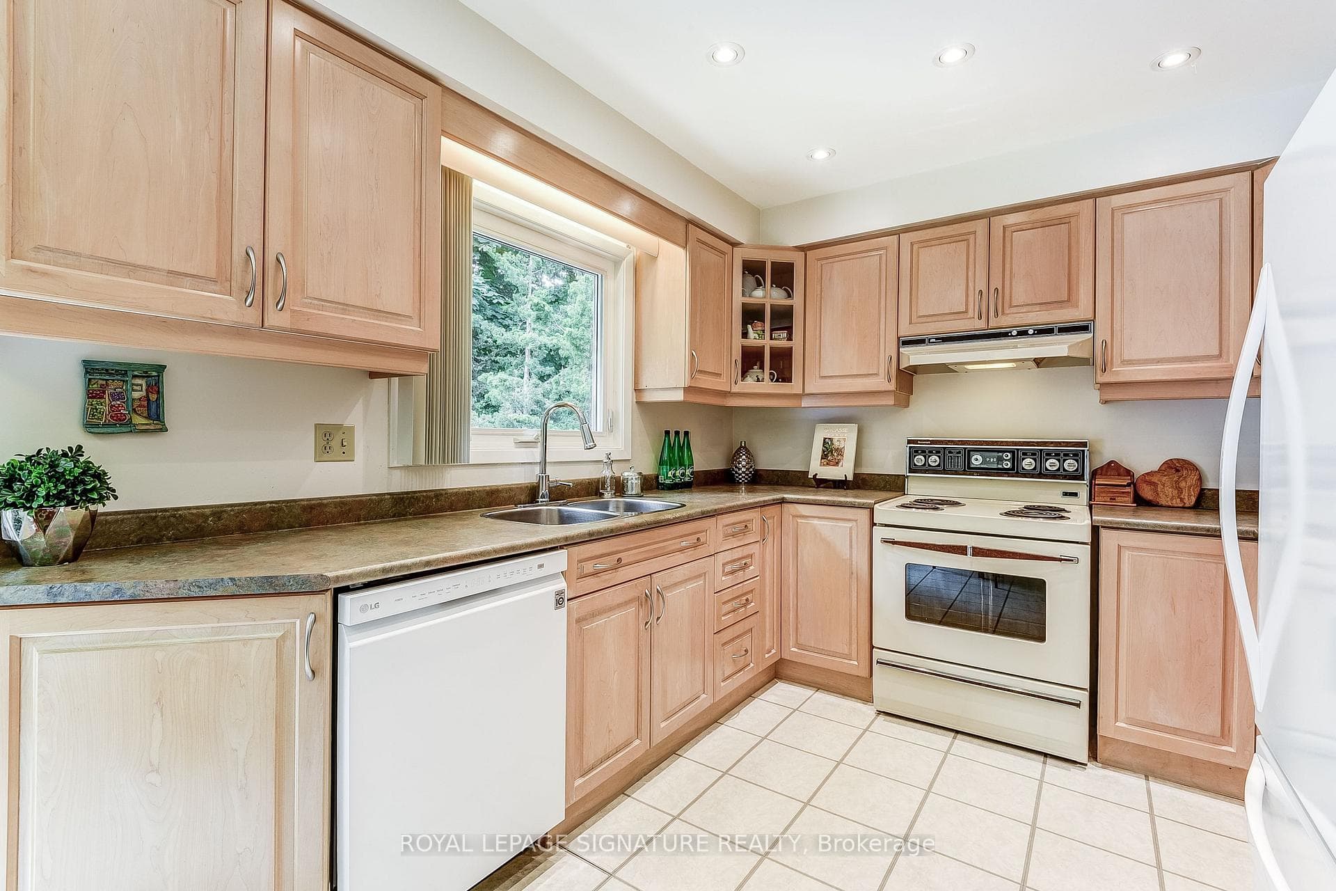 90 Whitehorn Crescent photo 15