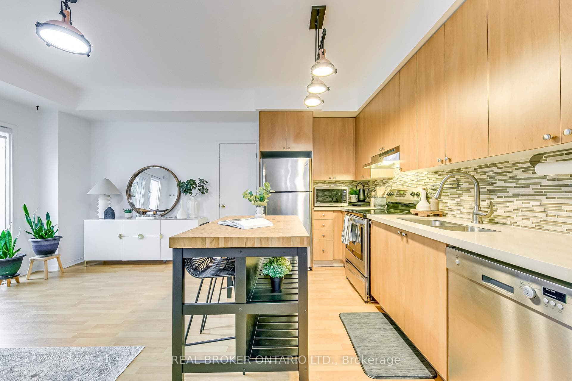 3108 Eglinton Avenue Unit 104 photo 10