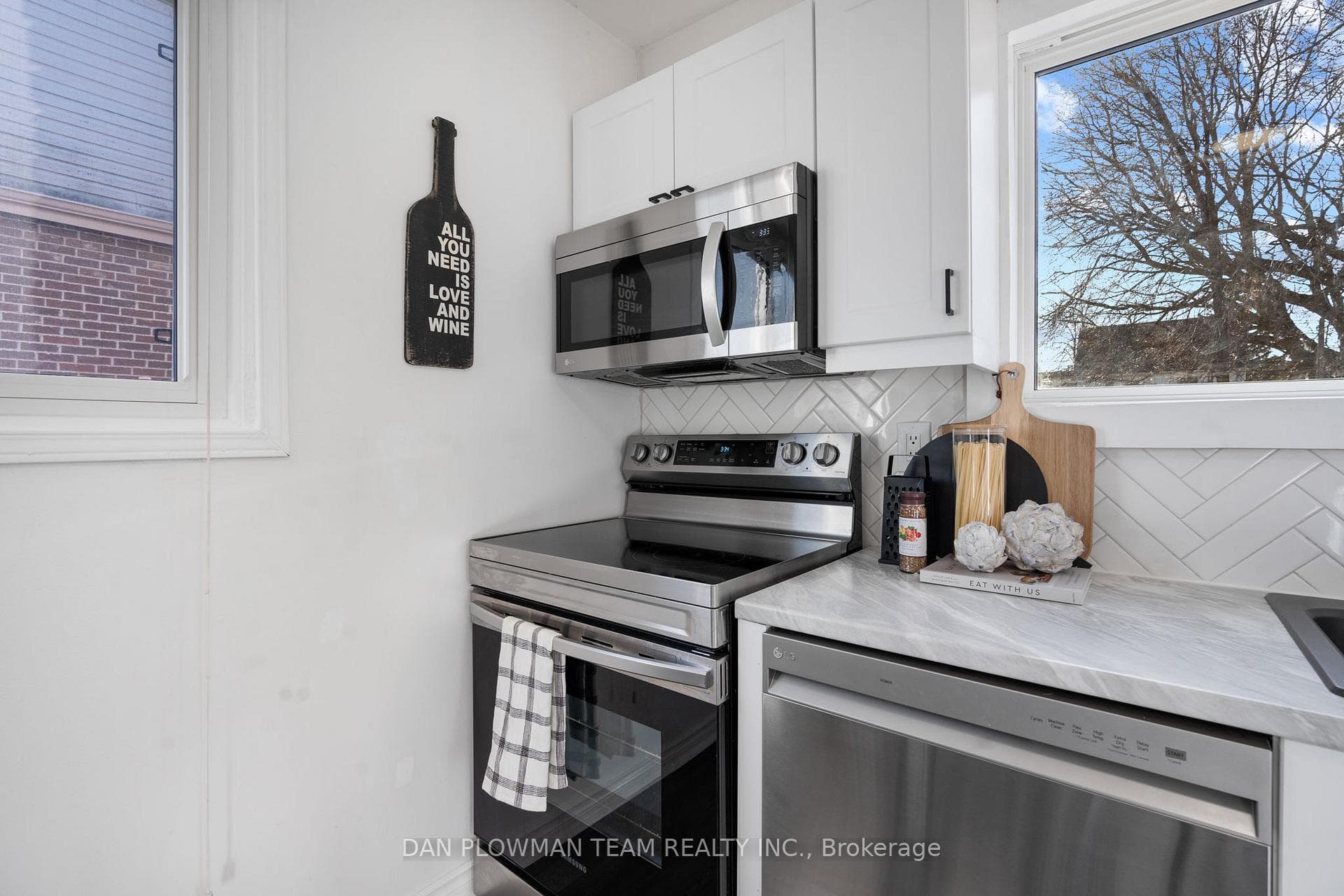 452 Maplewood Drive photo 10