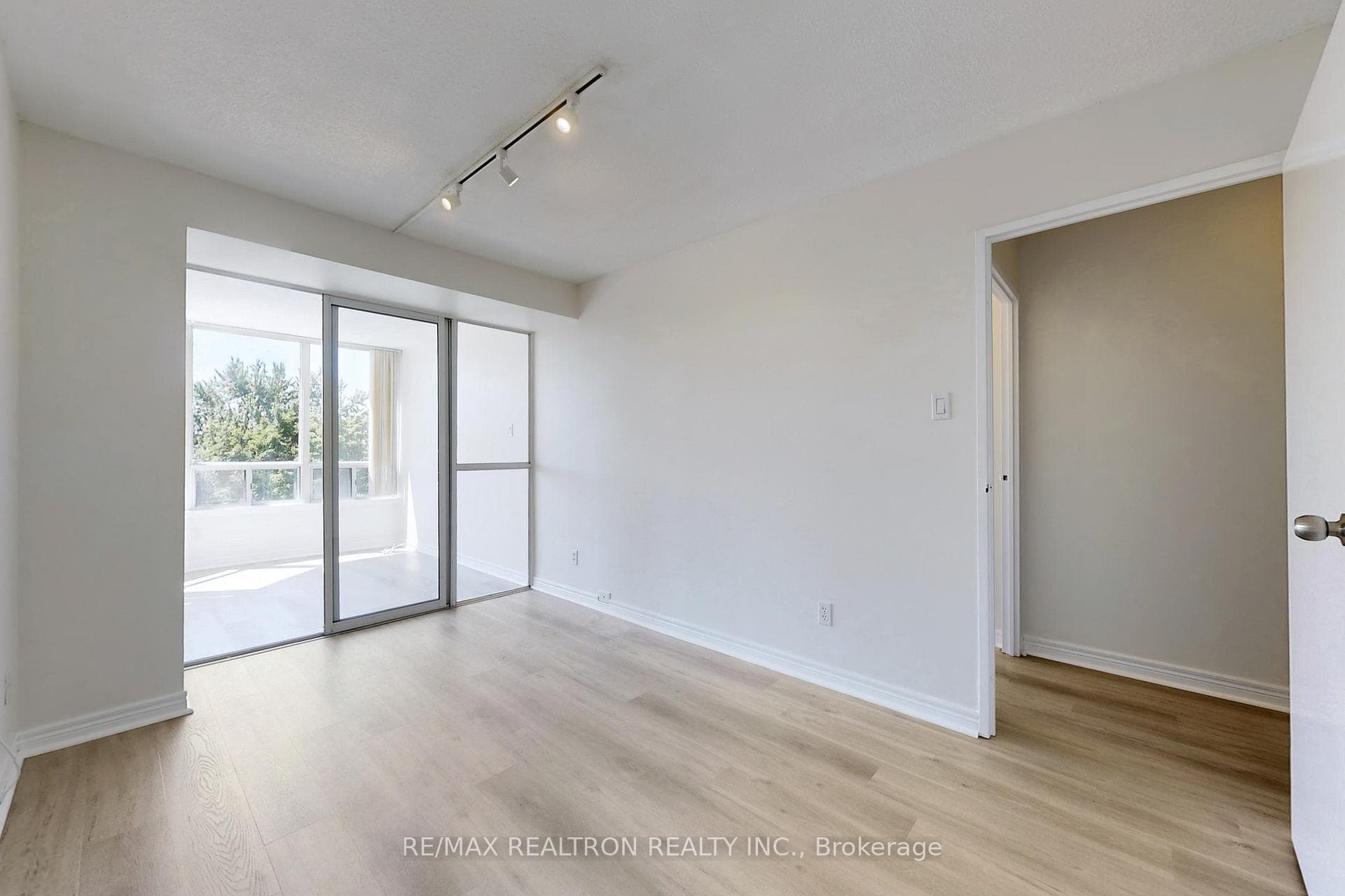 1131 Steeles Avenue Unit 407 photo 20
