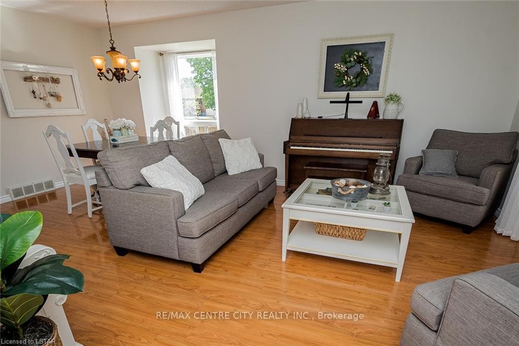 46 ALDBOROUGH Avenue photo 6